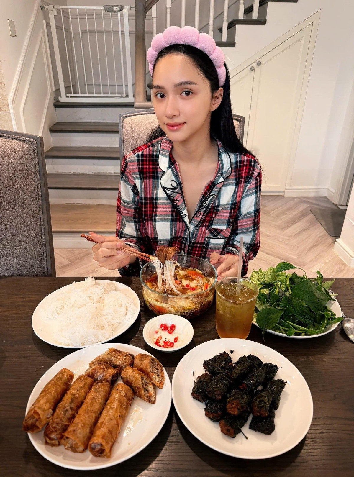 Hoa hậu Hương Giang thưởng thức món bún chả tại nhà. Ảnh: FB Nguyễn Hương Giang