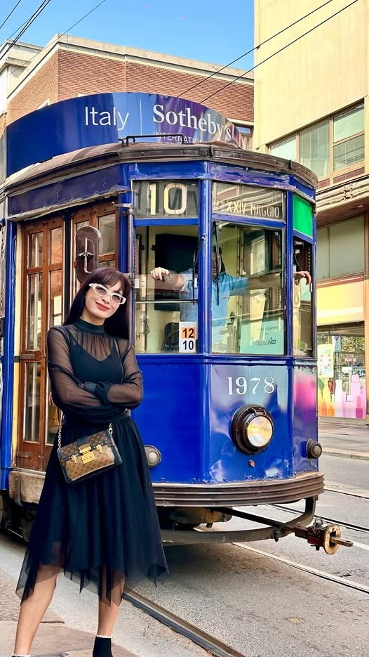 MC Thúy Hạnh chụp ảnh kỷ niệm với đoàn tàu sản xuất từ năm 1978 - đúng năm cô ra đời - khi sang Italy. Ảnh: FB Bui Thuy Hanh