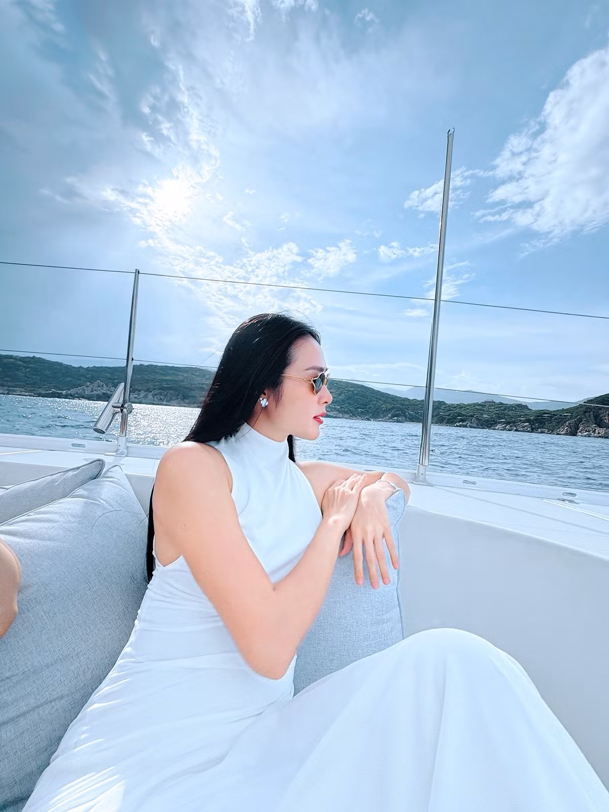 Trên du thuyền sang trọng, người đẹp chọn diện chiếc váy trắng tinh khôi với thiết kế nhẹ nhàng, tôn lên vóc dáng yêu kiều và làn da mịn màng. Ảnh: FB Diệp Bảo Ngọc