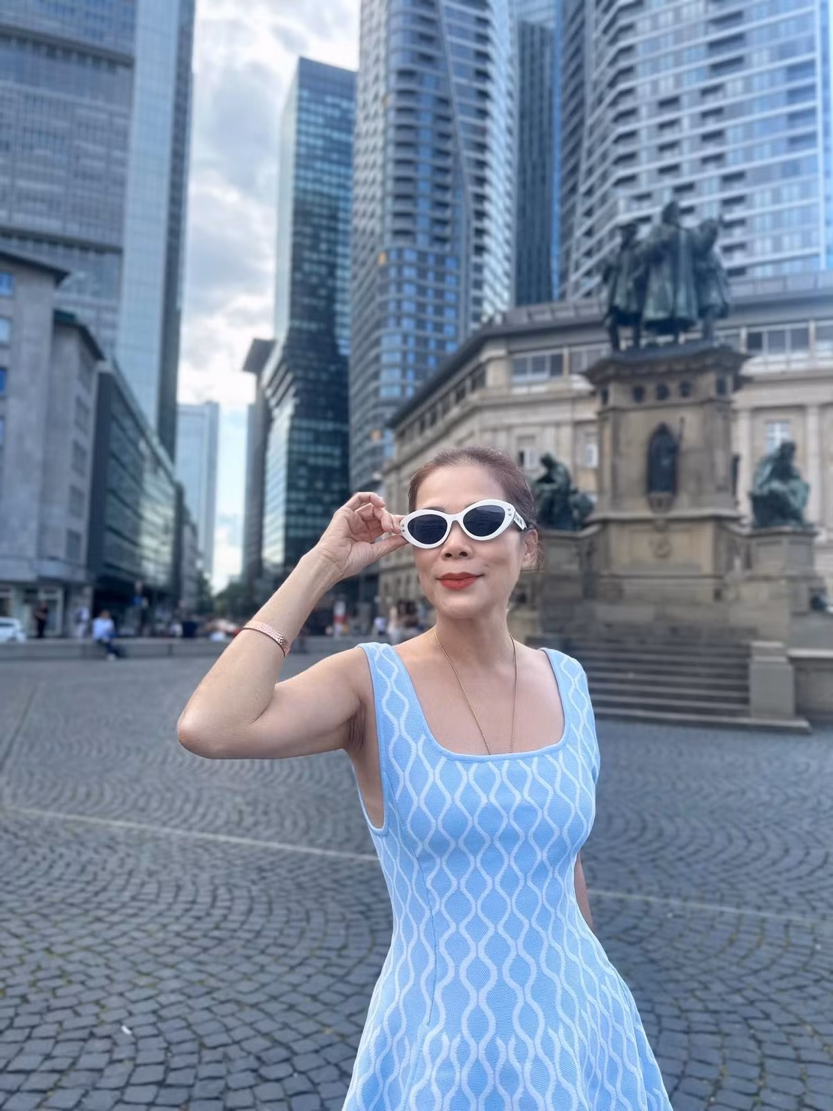 Ca sĩ Mỹ Lệ dạo phố nước Đức. Ảnh: FB Hoàng Thị Mỹ Lệ