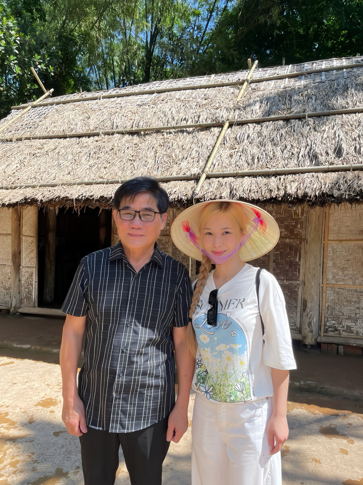 Tin tức sao Việt 22/8: Ca sĩ Hương Tràm cùng bố về thăm quê Bác. Ảnh: FB Hương Tràm Phạm