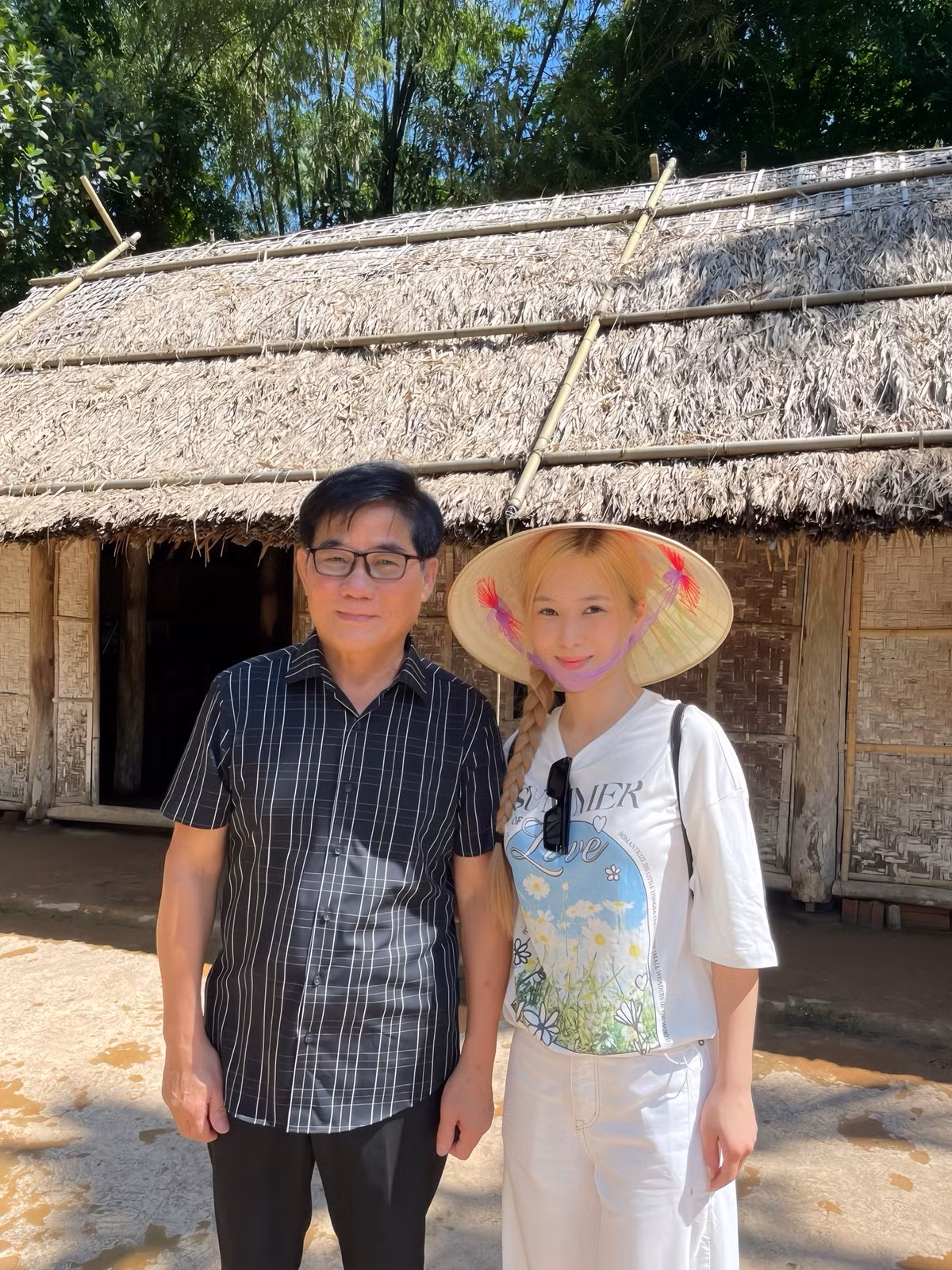 Tin tức sao Việt 22/8: Ca sĩ Hương Tràm cùng bố về thăm quê Bác. Ảnh: FB Hương Tràm Phạm