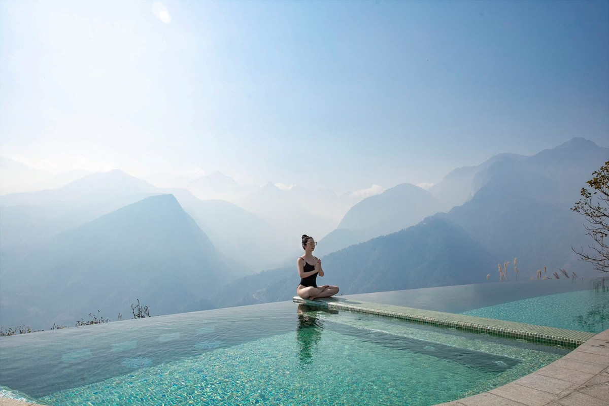 Mới đây, Hoa hậu đền Hùng Giáng My chia sẻ loạt hình ảnh trong chuyến nghỉ dưỡng tại Sa Pa. Cô lựa chọn bể bơi vô cực giữa núi non hùng vĩ làm phông nền, diện bikini đen liền thân tối giản nhưng tôn trọn vóc dáng gọn gàng, quyến rũ.