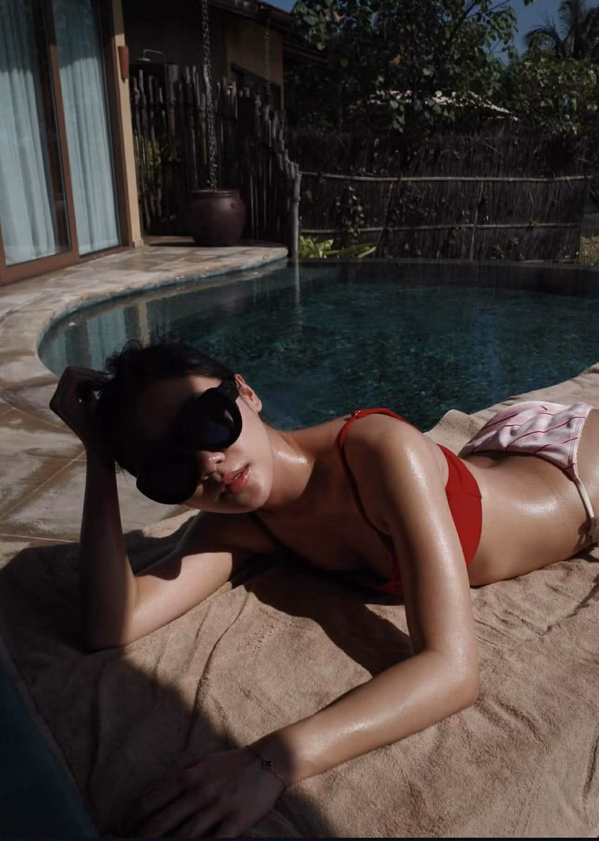 Trên trang cá nhân, Văn Mai Hương đăng tải bộ ảnh ghi lại khoảnh khắc thư giãn trong chuyến du lịch cuối năm.