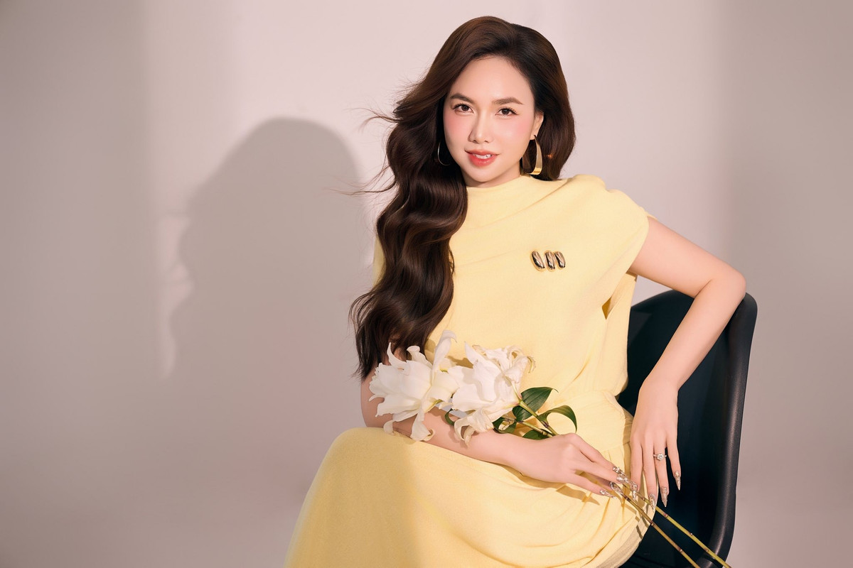 Chính sự tiết chế trong màu sắc và phom dáng đã giúp cô luôn giữ được nét cuốn hút riêng, khó trộn lẫn.