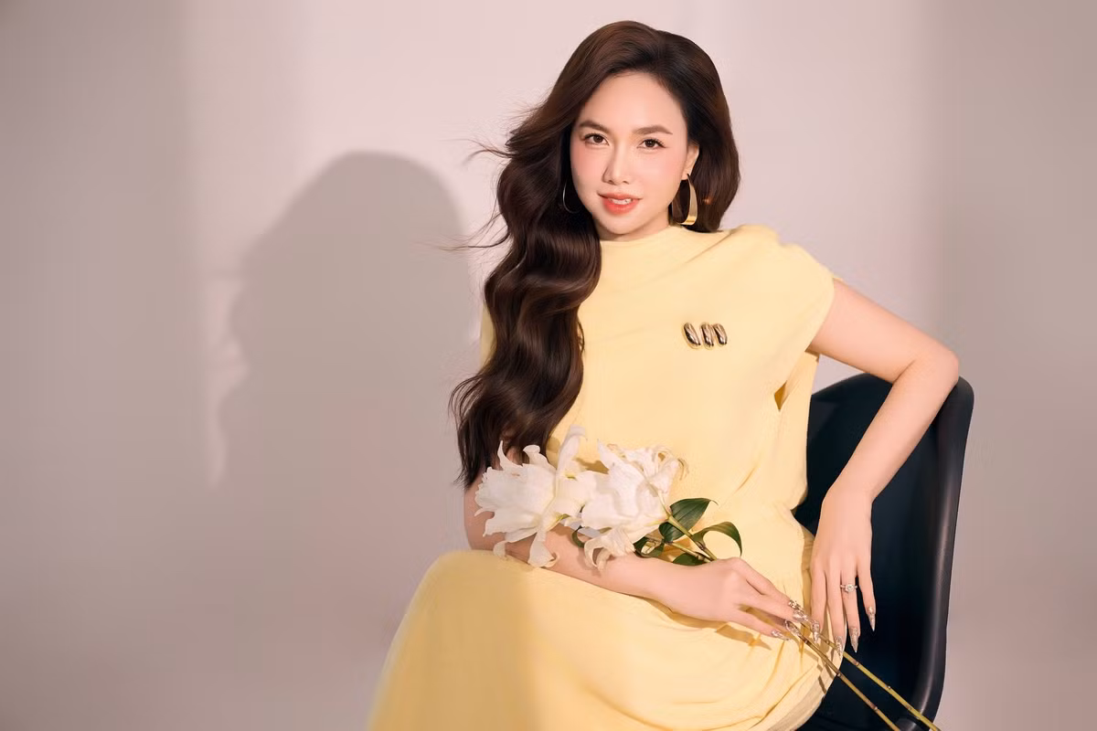 Chính sự tiết chế trong màu sắc và phom dáng đã giúp cô luôn giữ được nét cuốn hút riêng, khó trộn lẫn.