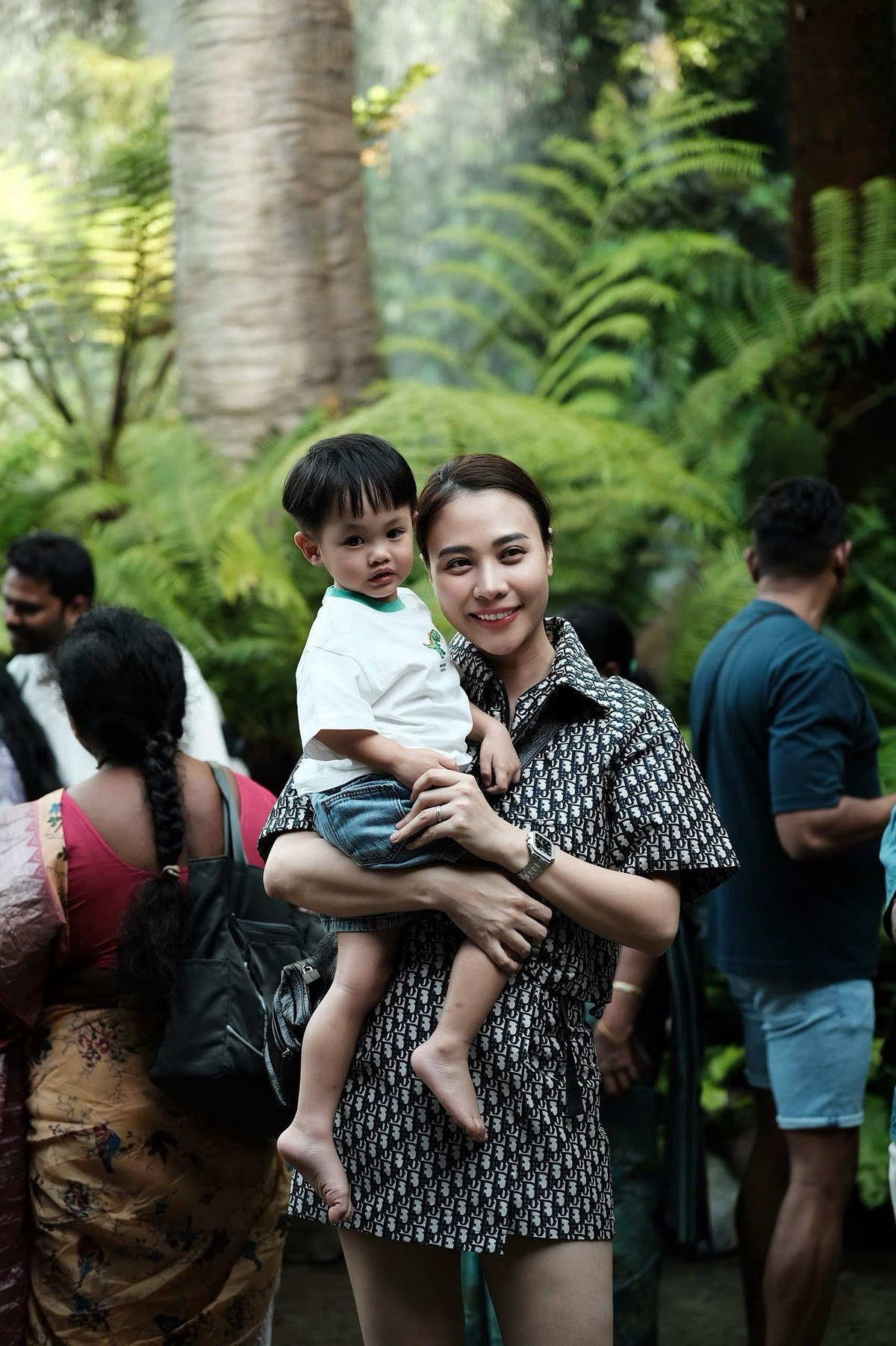 Cựu người mẫu Đàm Thu Trang diện nguyên "cây" Dior bế con trai Sutin đi chơi. Ảnh: FB Đàm Thu Trang