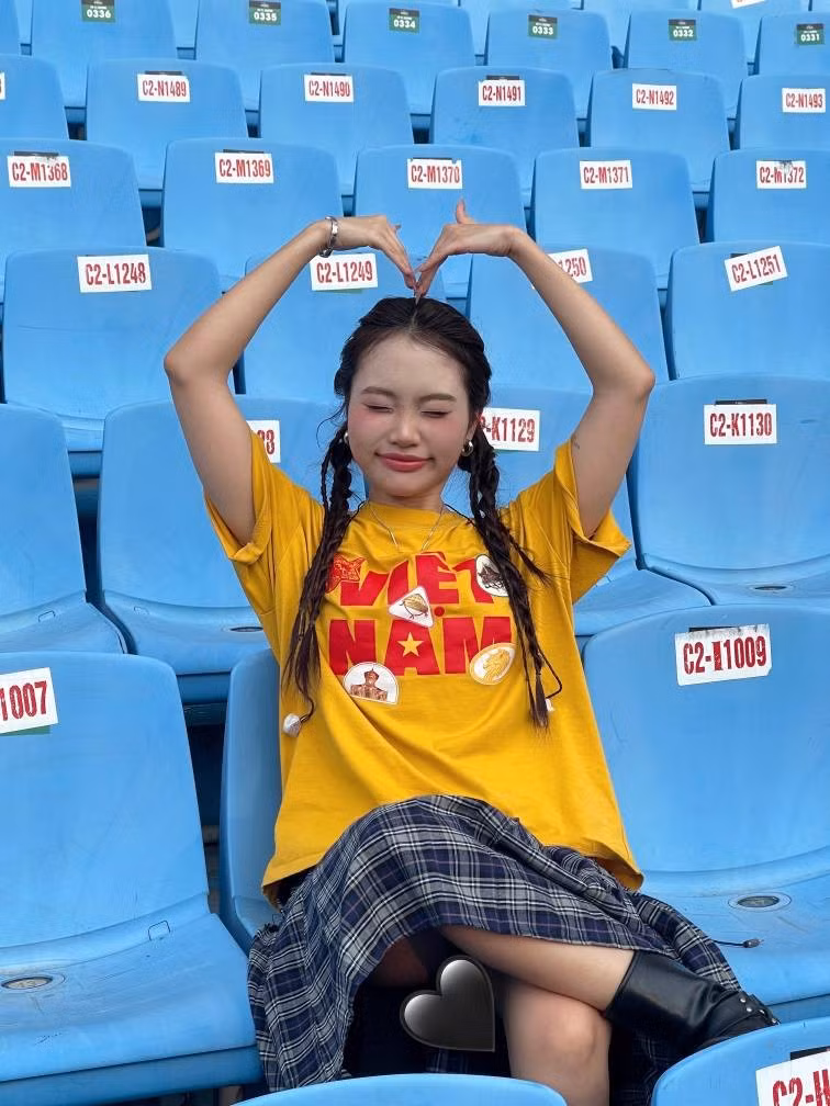 Tin tức sao Việt 11/10: Ca sĩ Phương Mỹ Chi tạo dáng nhí nhảnh trước giờ duyệt concert. Ảnh: FB Phương Mỹ Chi