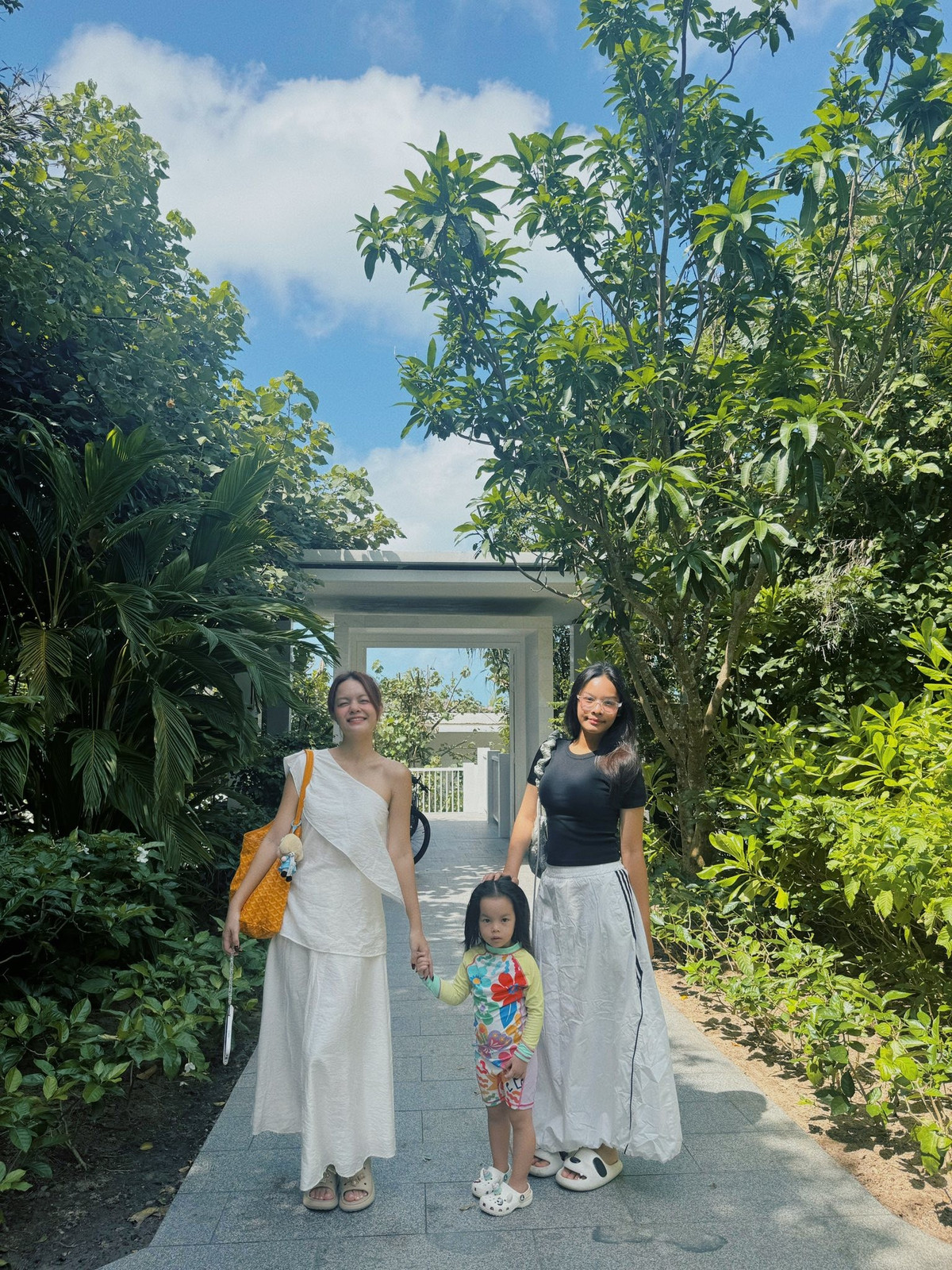 Phạm Quỳnh Anh chụp ảnh kỷ niệm cùng hai con khi du lịch Phú Quốc. Ảnh: FB Phạm Quỳnh Anh