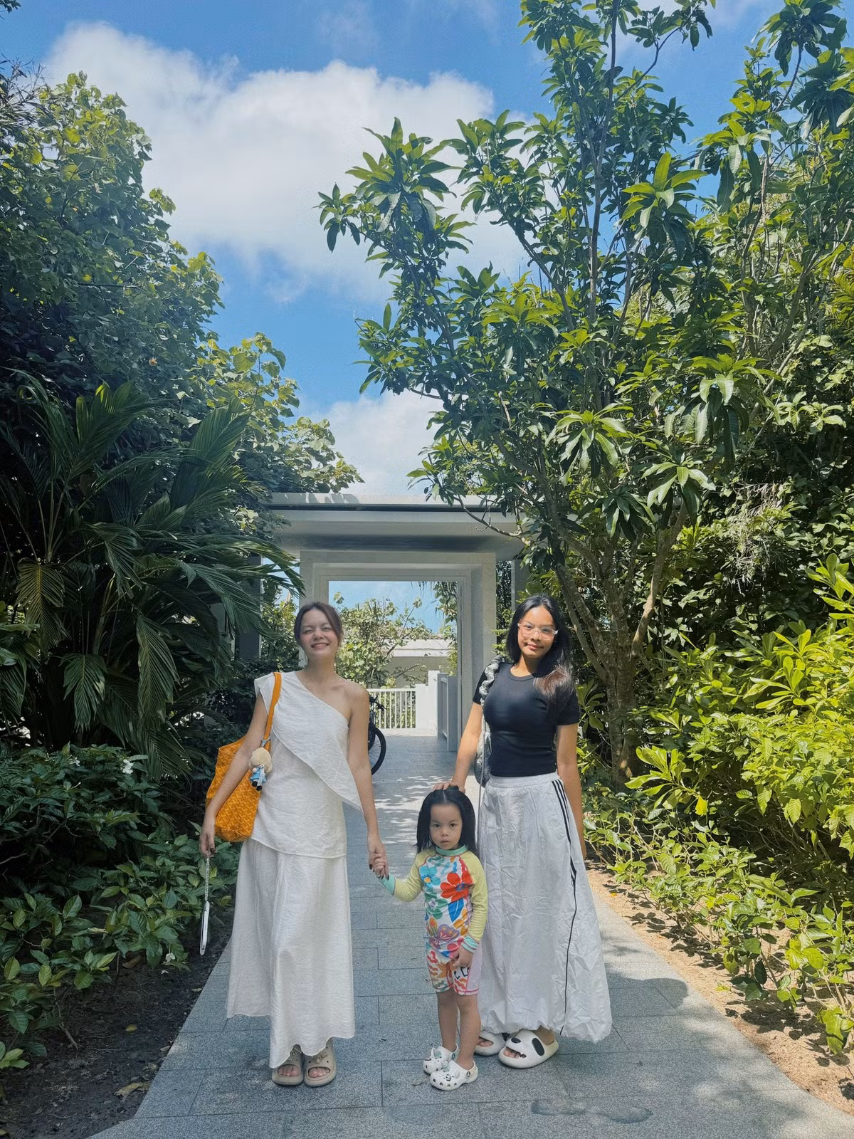 Phạm Quỳnh Anh chụp ảnh kỷ niệm cùng hai con khi du lịch Phú Quốc. Ảnh: FB Phạm Quỳnh Anh