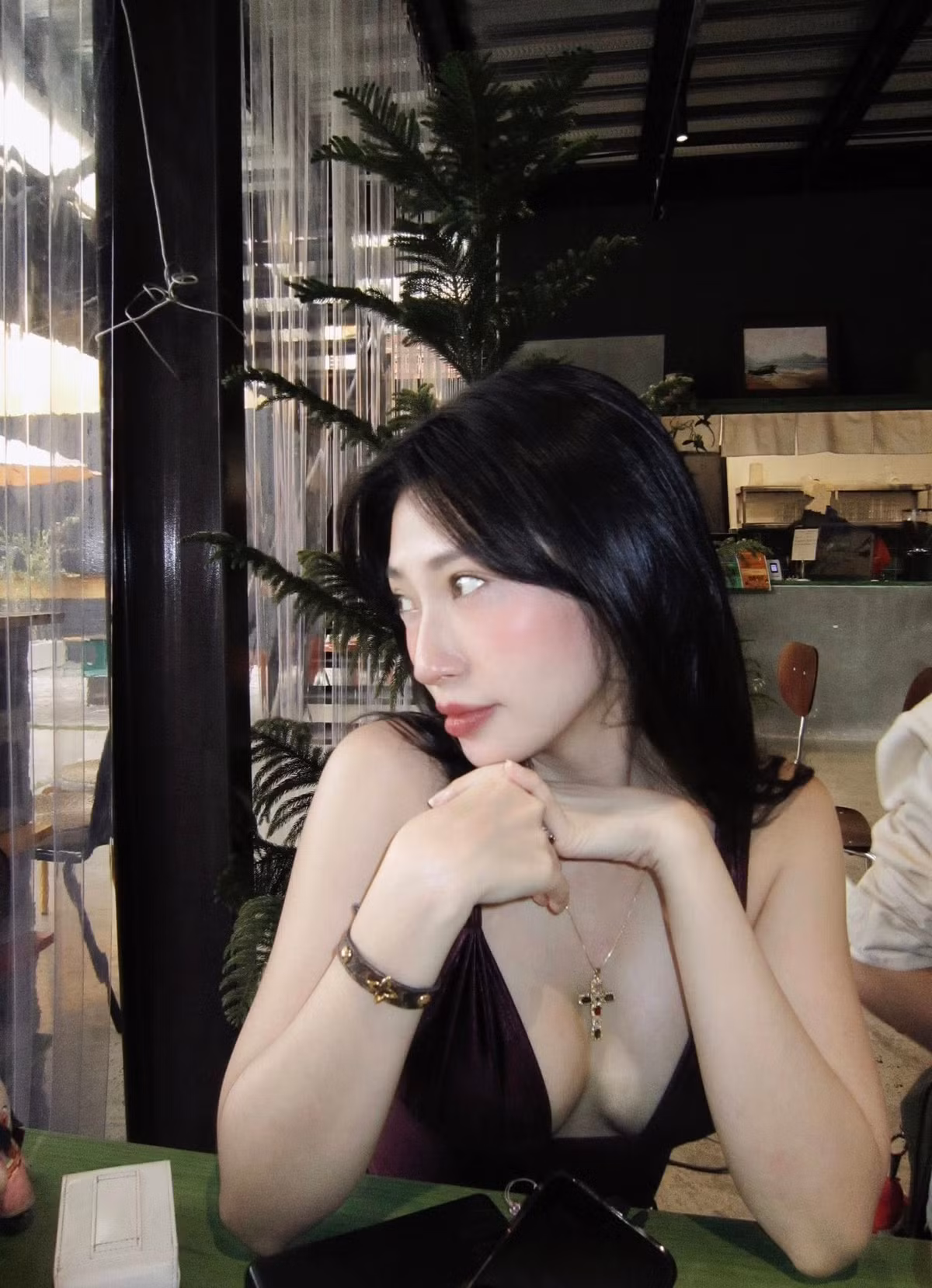 Mới đây, Khổng Tú Quỳnh chia sẻ loạt hình ảnh mới diện áo khoét sâu trên trang cá nhân, nhanh chóng thu hút sự chú ý của người hâm mộ. Ảnh: FB Khổng Tú Quỳnh