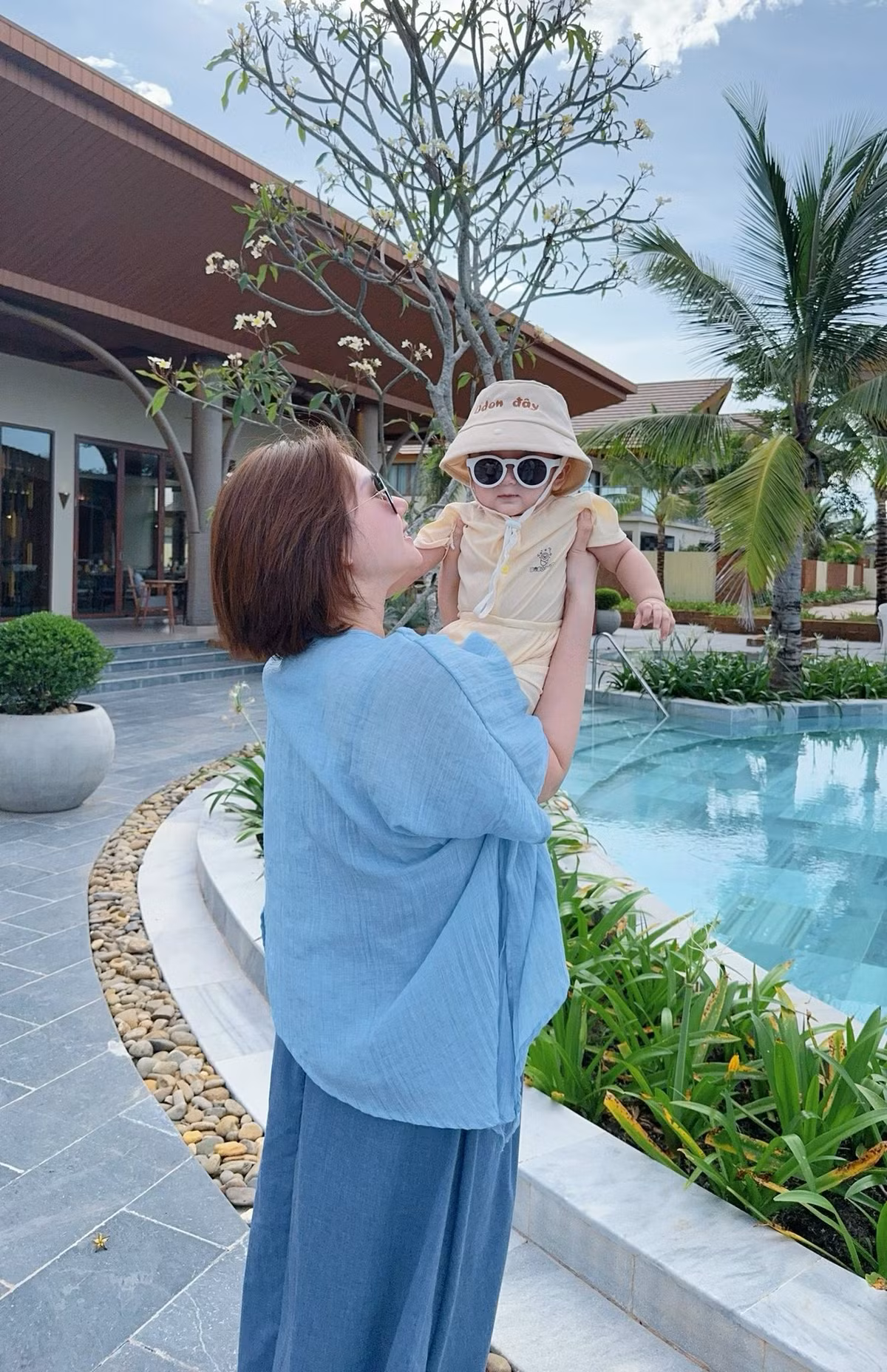 Chỉ sau vài tháng sinh con, nữ diễn viên đã nhanh chóng "về dáng", lấy lại thân hình săn chắc, vòng eo thon gọn và làn da mịn màng. Ảnh: FB Nguyễn Hương Giang