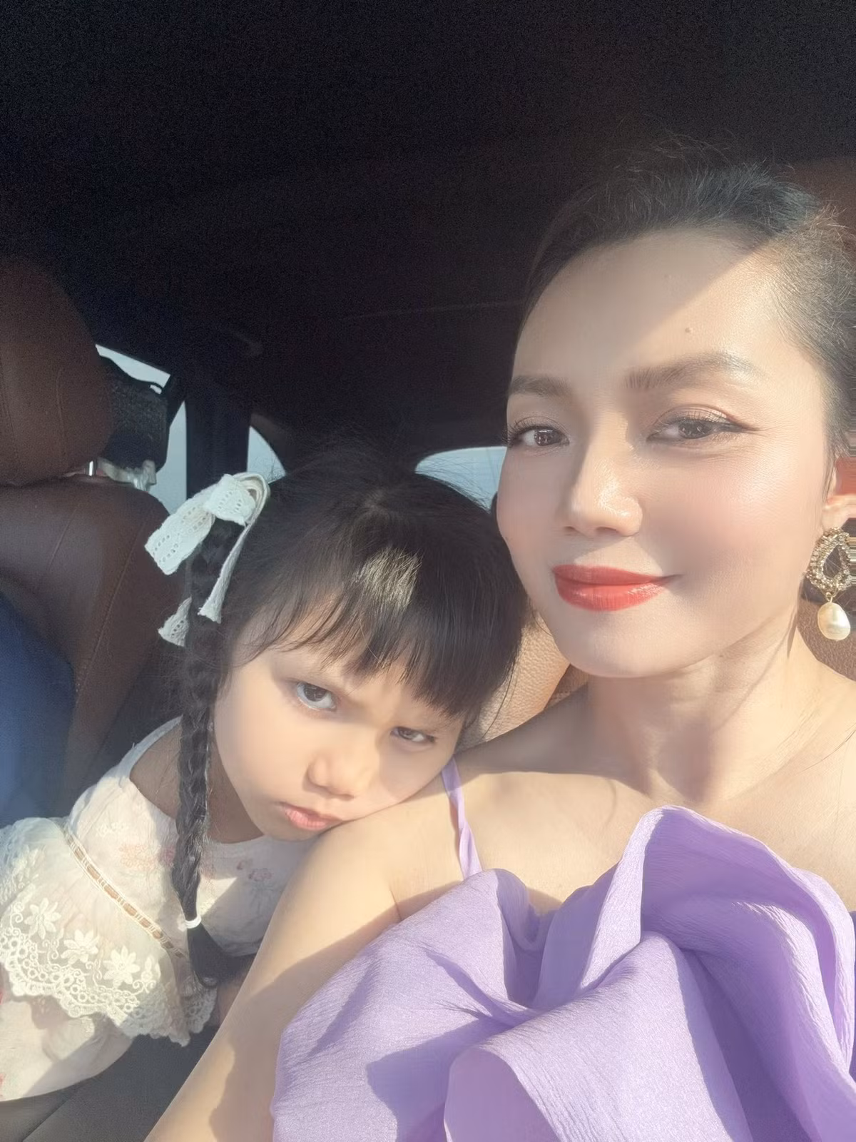 Ca sĩ Nguyễn Ngọc Anh chở con gái đi chơi. Ảnh: FB Nguyen Ngoc Anh