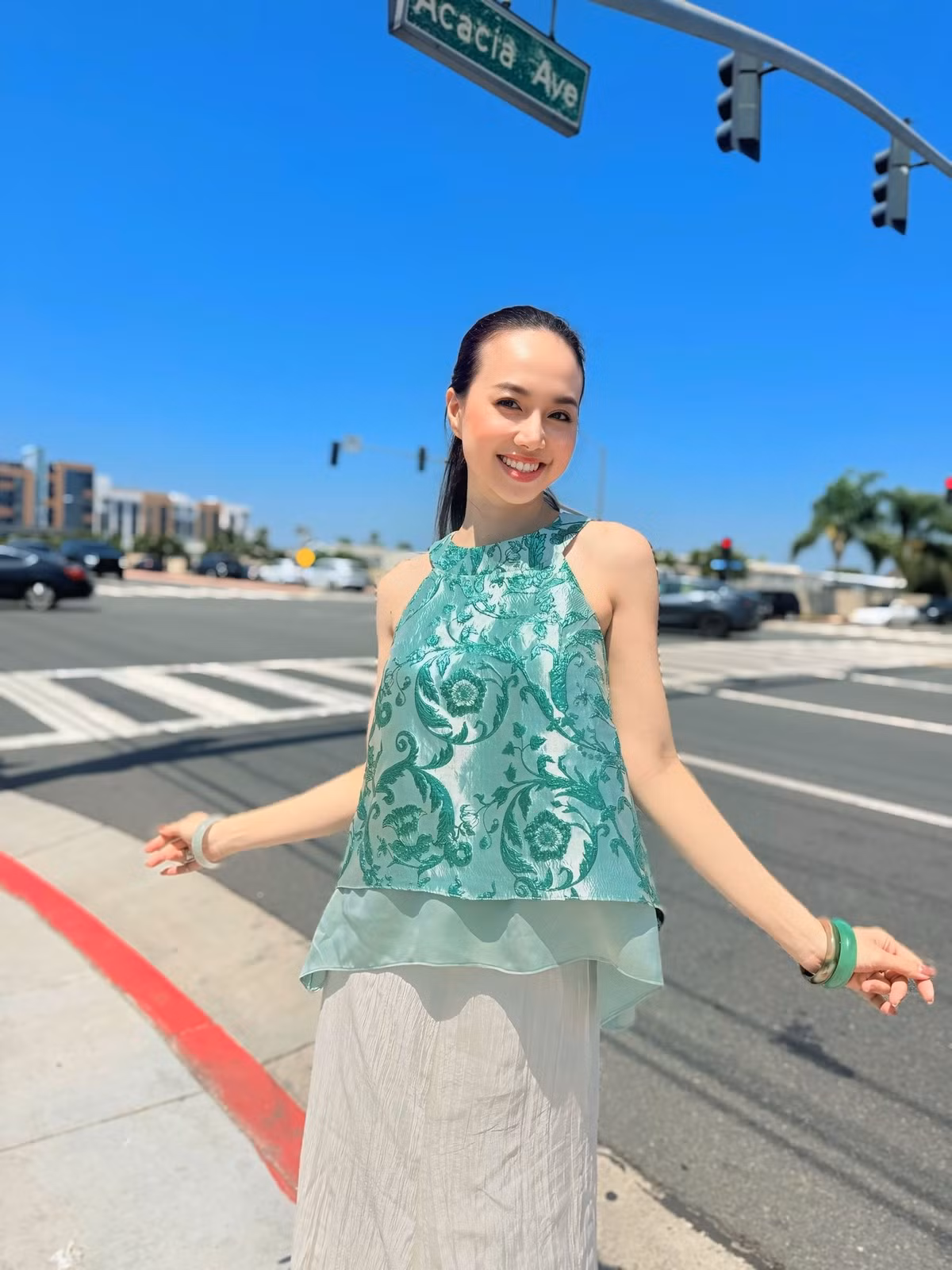 Đặc biệt, làn da trắng sáng không tì vết của cô trở thành điểm nhấn, giúp cô nổi bật.