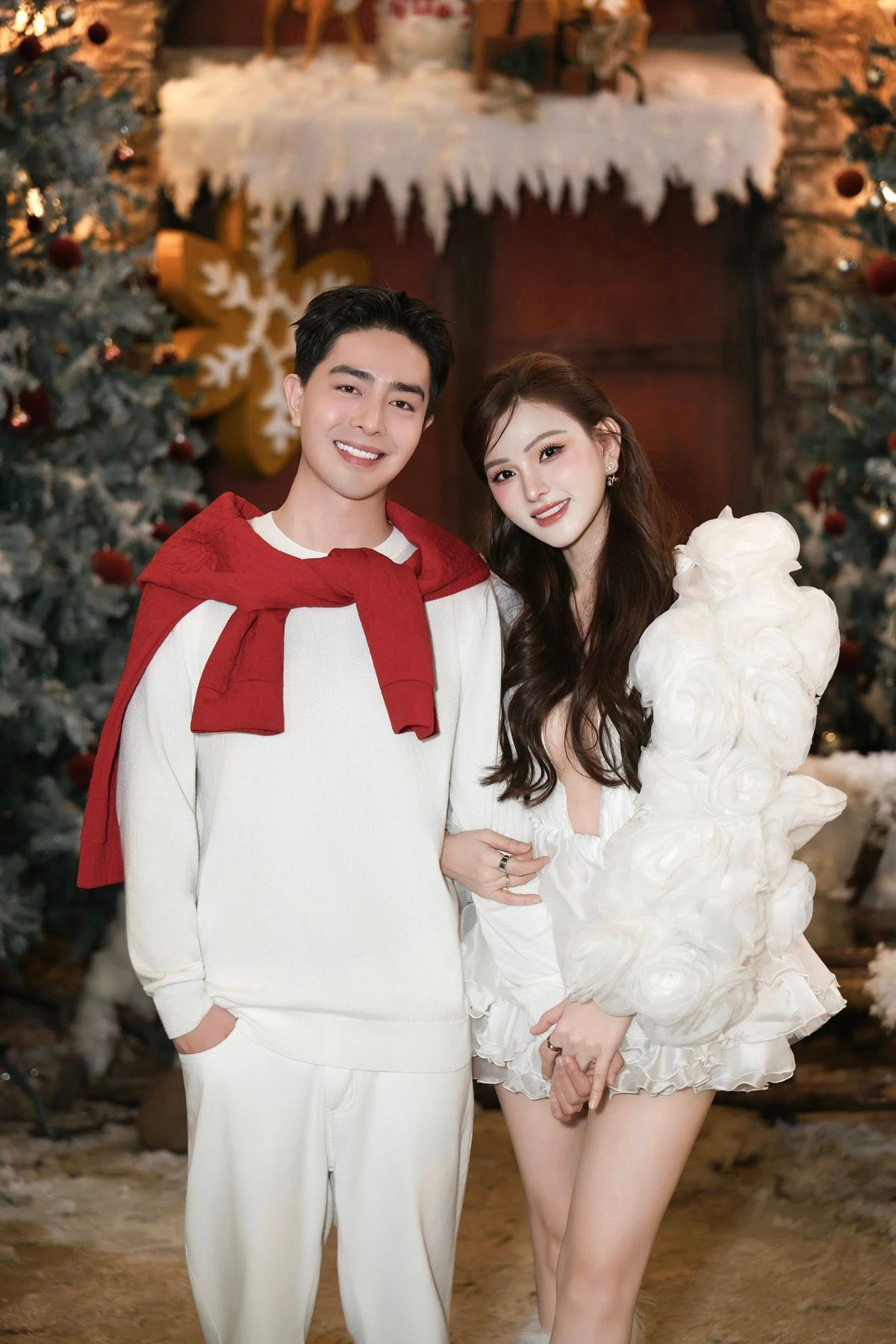 Thi thoảng, vợ chồng Thu Thủy cùng các con và gia đình hai bên sắp xếp những chuyến du lịch ngắn ngày để thư giãn, gắn kết tình cảm sau những giai đoạn bận rộn. Những khoảnh khắc đời thường giản dị ấy càng cho thấy sự đủ đầy trong cuộc sống của nữ ca sĩ.