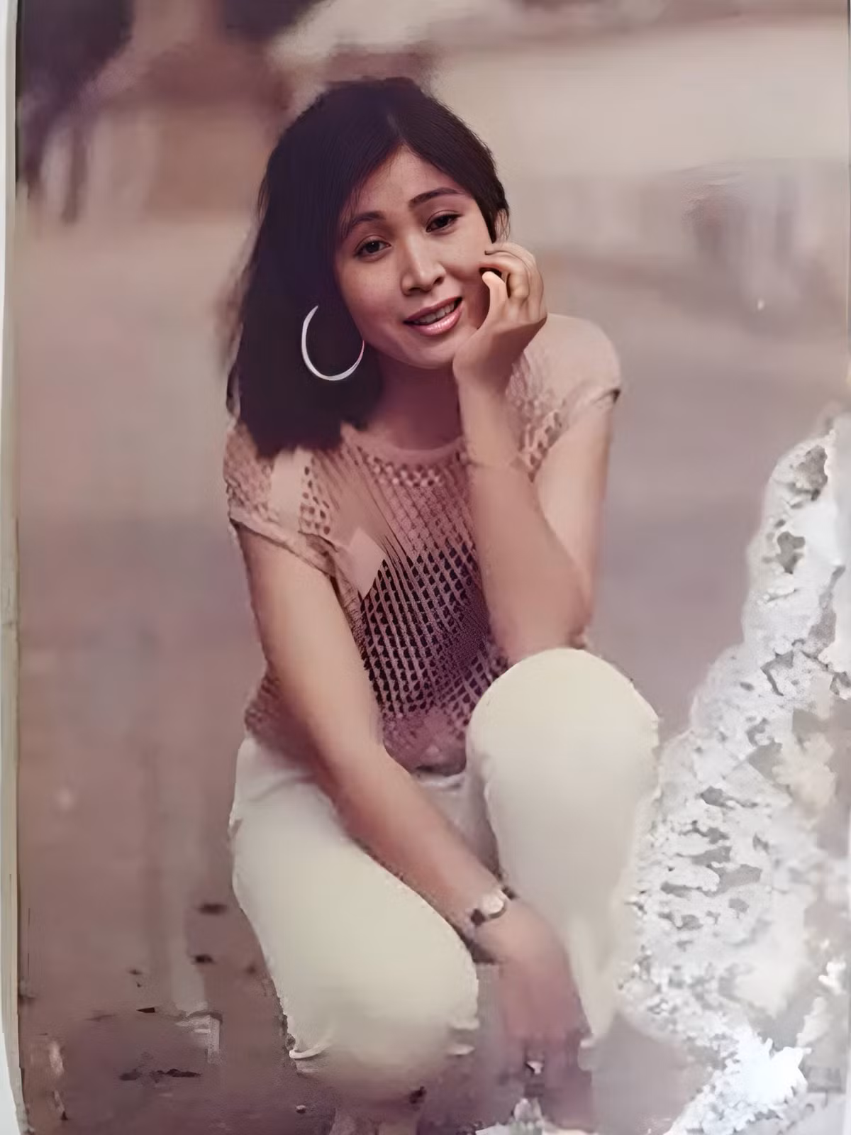 Phong cách thời trang của cô khi ấy cũng được đánh giá là sành điệu, trẻ trung và bắt kịp xu hướng, góp phần tôn lên thần thái cuốn hút riêng biệt.