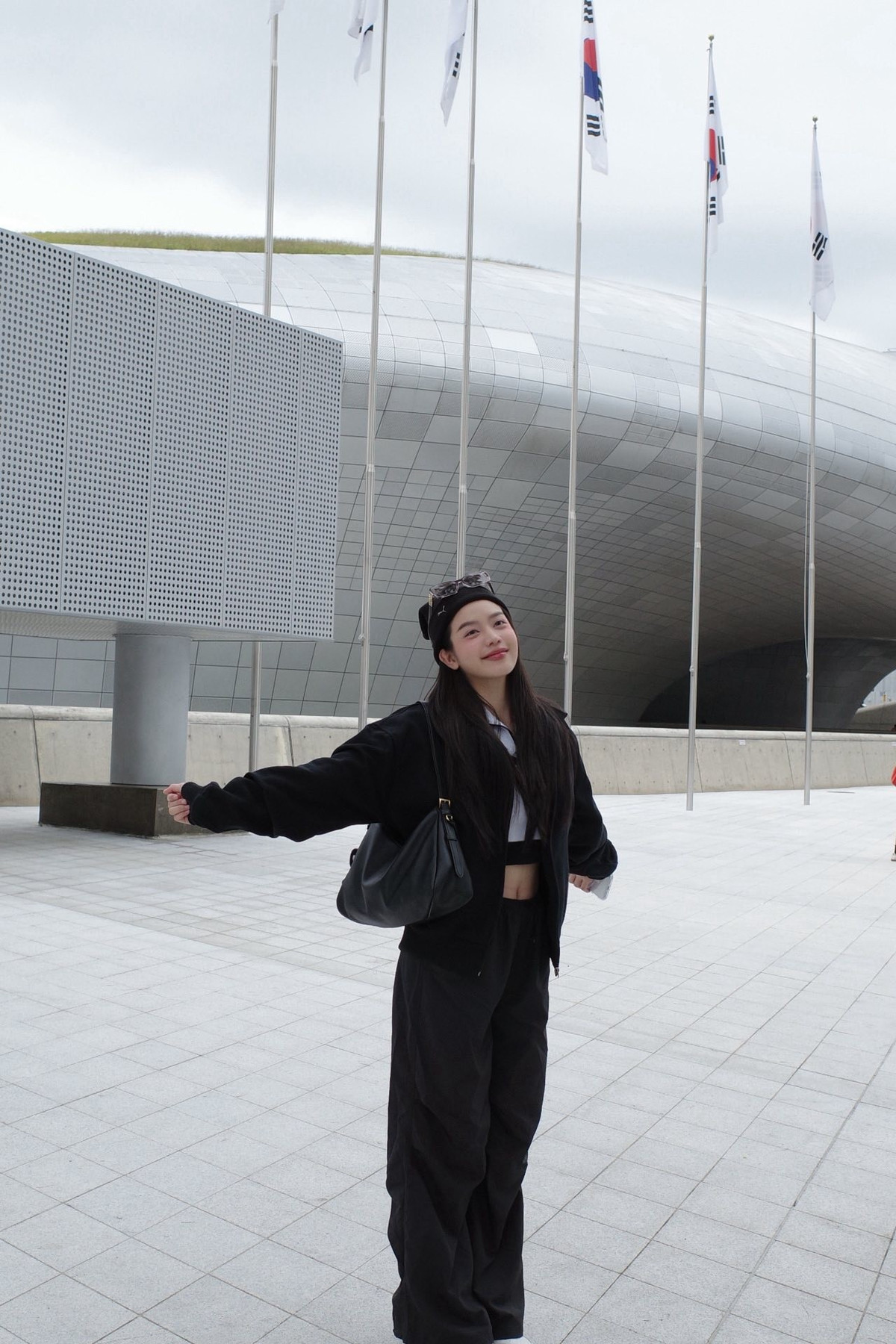 Hoa hậu Thanh Thủy đến chụp ảnh ở quảng trường Dongdaemun Design Plaza nhân dịp sang Seoul công tác. Ảnh: FB Huỳnh Thị Thanh Thủy