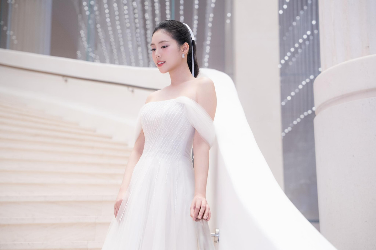 Á hậu Châu Anh được ví như công chúa khi diện váy trắng khoe sắc tại một sự kiện. Ảnh: FB Trần Ngọc Châu Anh