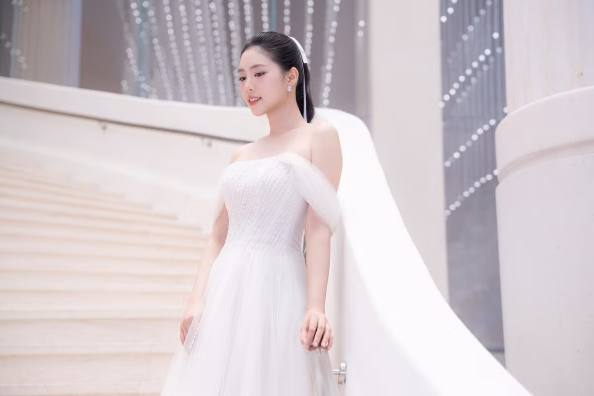 Á hậu Châu Anh được ví như công chúa khi diện váy trắng khoe sắc tại một sự kiện. Ảnh: FB Trần Ngọc Châu Anh