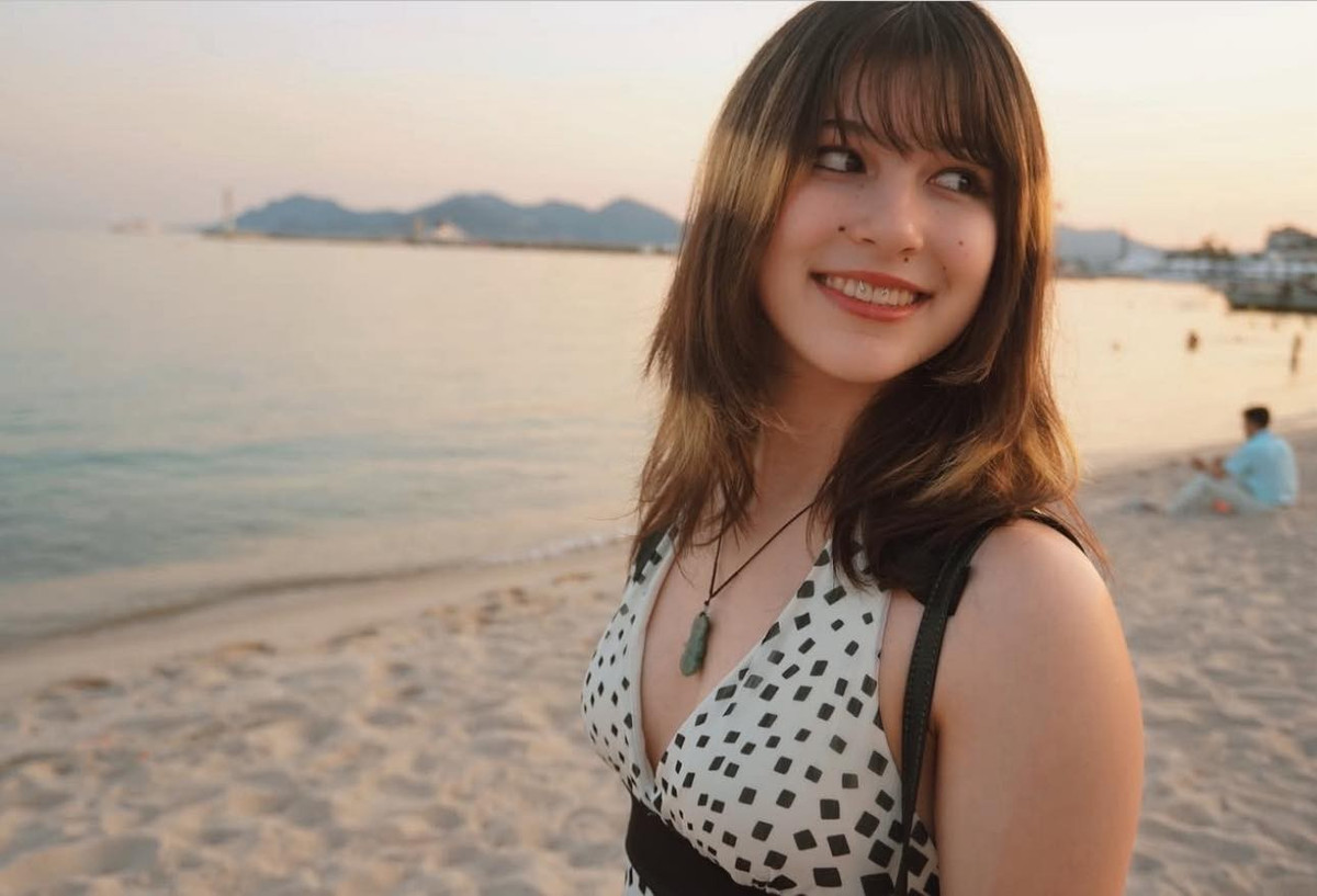 Alysa Liu còn khiến giới trẻ yêu thích bởi phong cách thời trang đời thường cực cuốn. Cô thường lựa chọn những item quen thuộc như quần jeans, áo thun ôm hay túi tote, cách mix &amp; match lại đậm tinh thần Y2K.