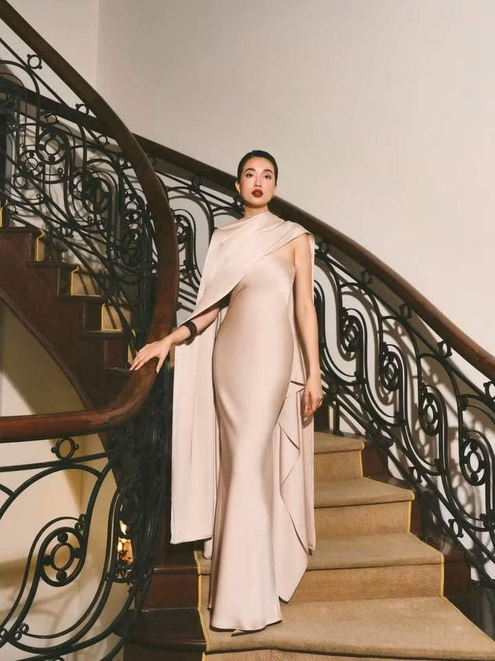 Người đẹp thường xuyên xuất hiện trong những bộ ảnh sang trọng với váy lụa mềm mại, khoe trọn vóc dáng quyến rũ cùng thần thái đẹp mê hồn.