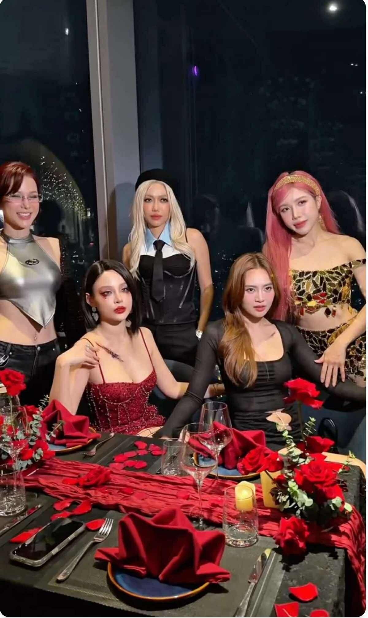 Huyền Baby diện chiếc váy hai dây màu đỏ rực, ôm sát cơ thể, làm nổi bật làn da trắng sứ cùng vóc dáng quyến rũ.