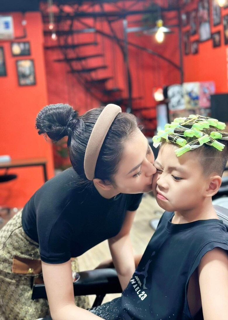 Cuộc sống giản dị và ấm áp của hai mẹ con thỉnh thoảng được cô chia sẻ trên mạng xã hội, nhận về nhiều lời khen ngợi và sự yêu mến từ khán giả.