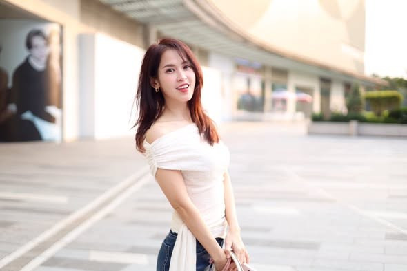 Diễn viên Lê Tú Vi khoe sắc dưới ánh nắng. Ảnh: FB Lê Tú Vi