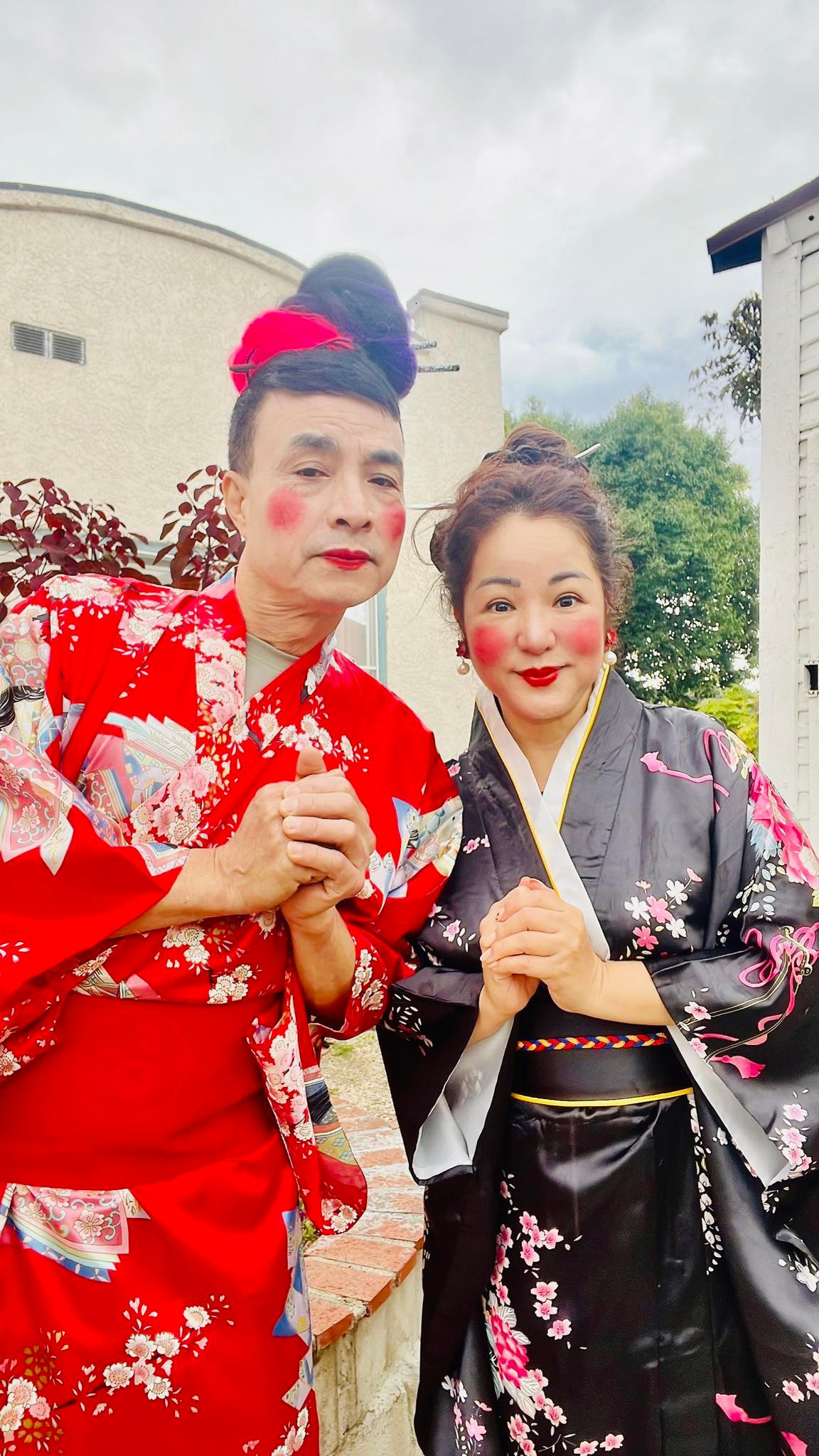 Thúy Nga và Tuấn Cảnh diện trang phục truyền thống Nhật Bản, trang điểm hài hước để tạo tiếng cười. Ảnh: FB Trần Thuý Nga