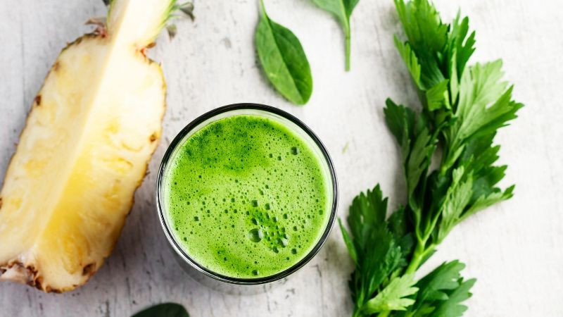 Nước ép cần tây chứa nhiều hợp chất chống oxy hóa mạnh như apigenin và luteolin. Những chất này giúp giảm viêm, bảo vệ tế bào khỏi các tổn thương do gốc tự do gây ra.