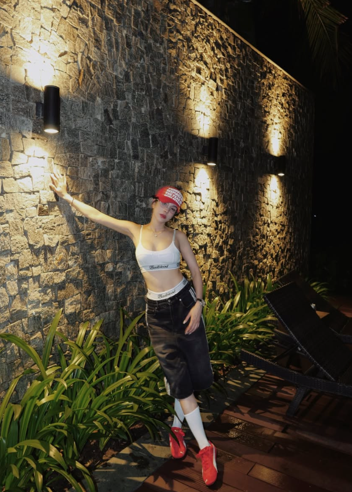 Dù là mẹ hai con, Diệp Lâm Anh gần như không có dấu hiệu sinh nở với vòng eo nổi rõ cơ bụng số 11 nhờ chăm chỉ luyện tập. Ảnh: FB Diệp Lâm Anh