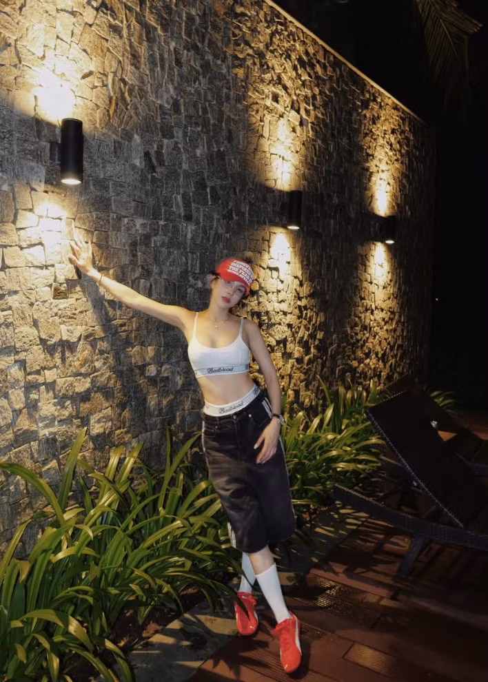 Dù là mẹ hai con, Diệp Lâm Anh gần như không có dấu hiệu sinh nở với vòng eo nổi rõ cơ bụng số 11 nhờ chăm chỉ luyện tập. Ảnh: FB Diệp Lâm Anh