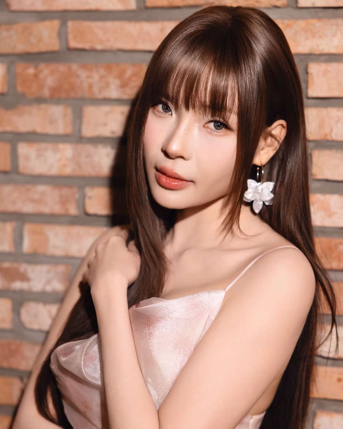 Kiểu tóc và lớp trang điểm đồng điệu càng khiến diện mạo của Thúy Diễm thêm hoàn hảo, được cư dân mạng hết lời khen ngợi.