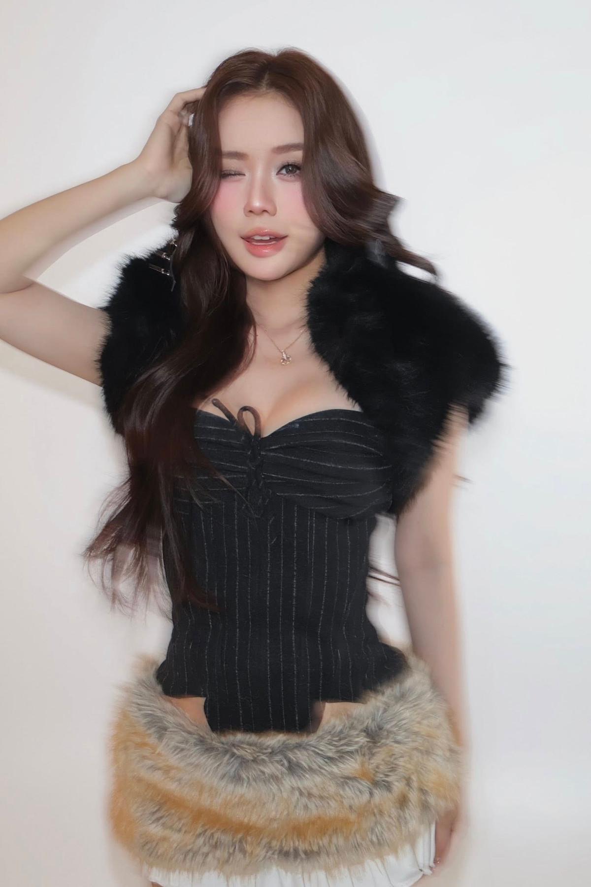 Từ những chiếc váy siêu ngắn, thiết kế cúp ngực cho đến các bộ bikini gợi cảm, bà xã Đạt G cho thấy phong cách thời trang ngày càng tự tin và phóng khoáng hơn.