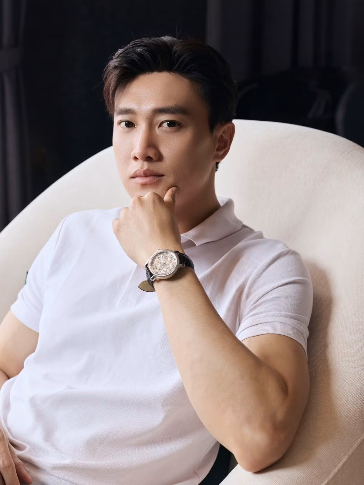 Sự kết hợp giữa vẻ ngoài hào nhoáng và phong thái đĩnh đạc đã giúp Quốc Trường duy trì danh hiệu "nam thần" trong lòng công chúng suốt nhiều năm qua.