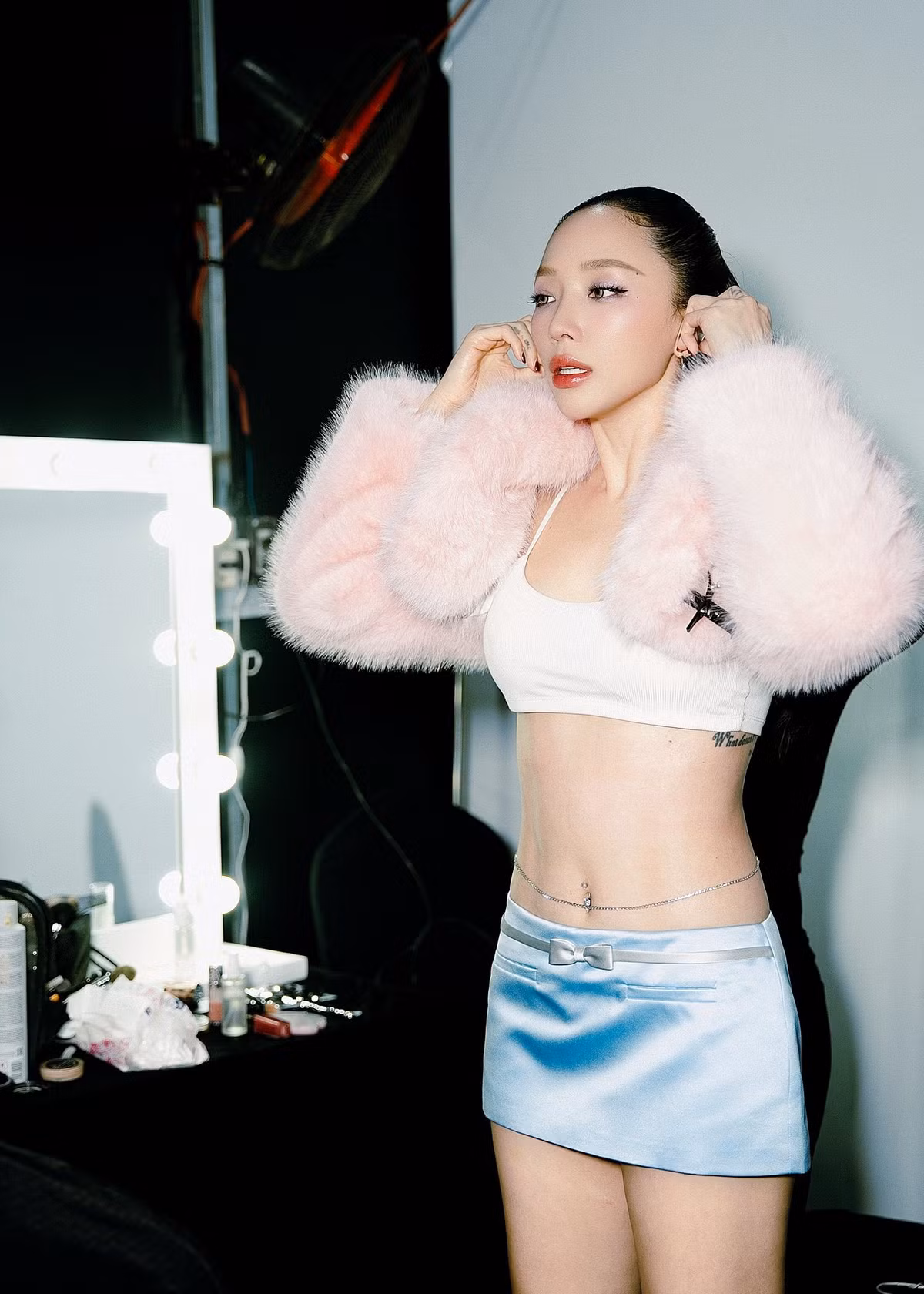 Tuy nhiên, trang phục ngắn và ôm sát cũng đặt ra thách thức không nhỏ trong việc kiểm soát khi nữ ca sĩ thực hiện các động tác vũ đạo mạnh.