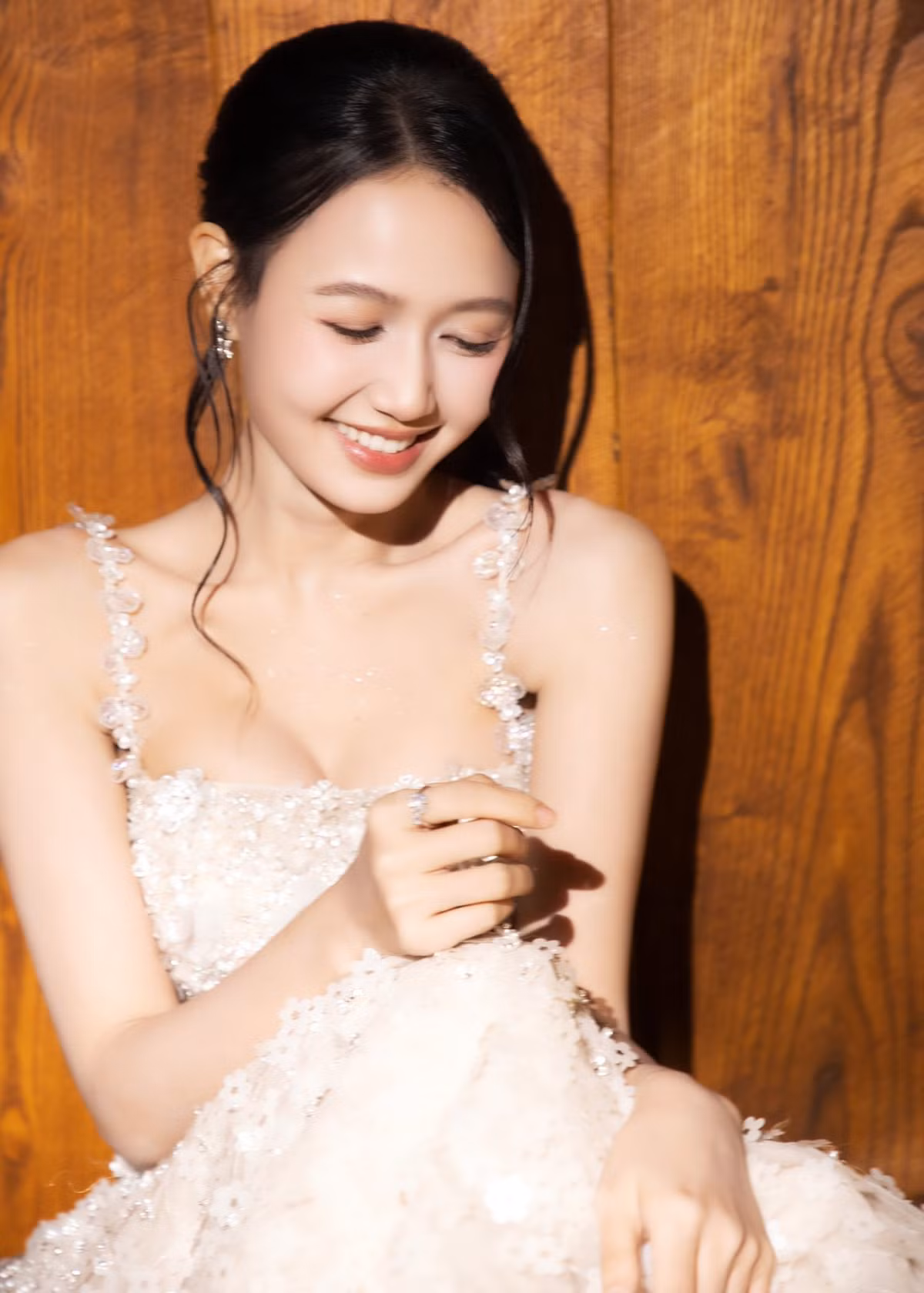 Trong một số khoảnh khắc đặc biệt, nữ diễn viên cũng khiến người hâm mộ bất ngờ khi khoe vẻ gợi cảm và quyến rũ đầy cuốn hút.