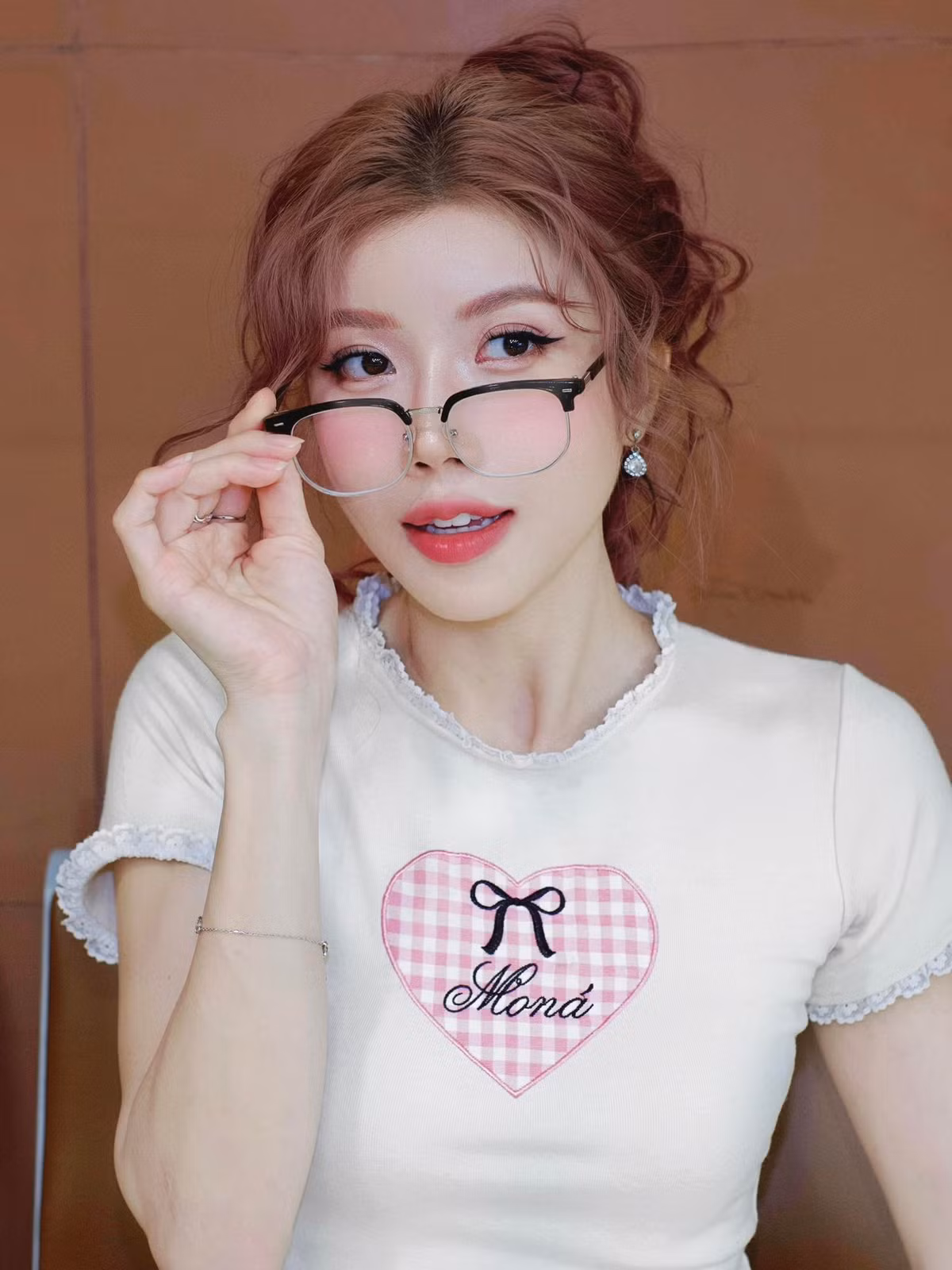 Váy ngắn, áo crop top dễ trông thấy ở nhiều công thức thời trang dạo phố của "chị đẹp" sinh năm 1989. Cô kết hợp hài hòa các gam màu tươi sáng, ngọt ngào như hồng, trắng, tím, xanh nhạt… ở mỗi món đồ nhằm mang lại vẻ ngoài quyến rũ.