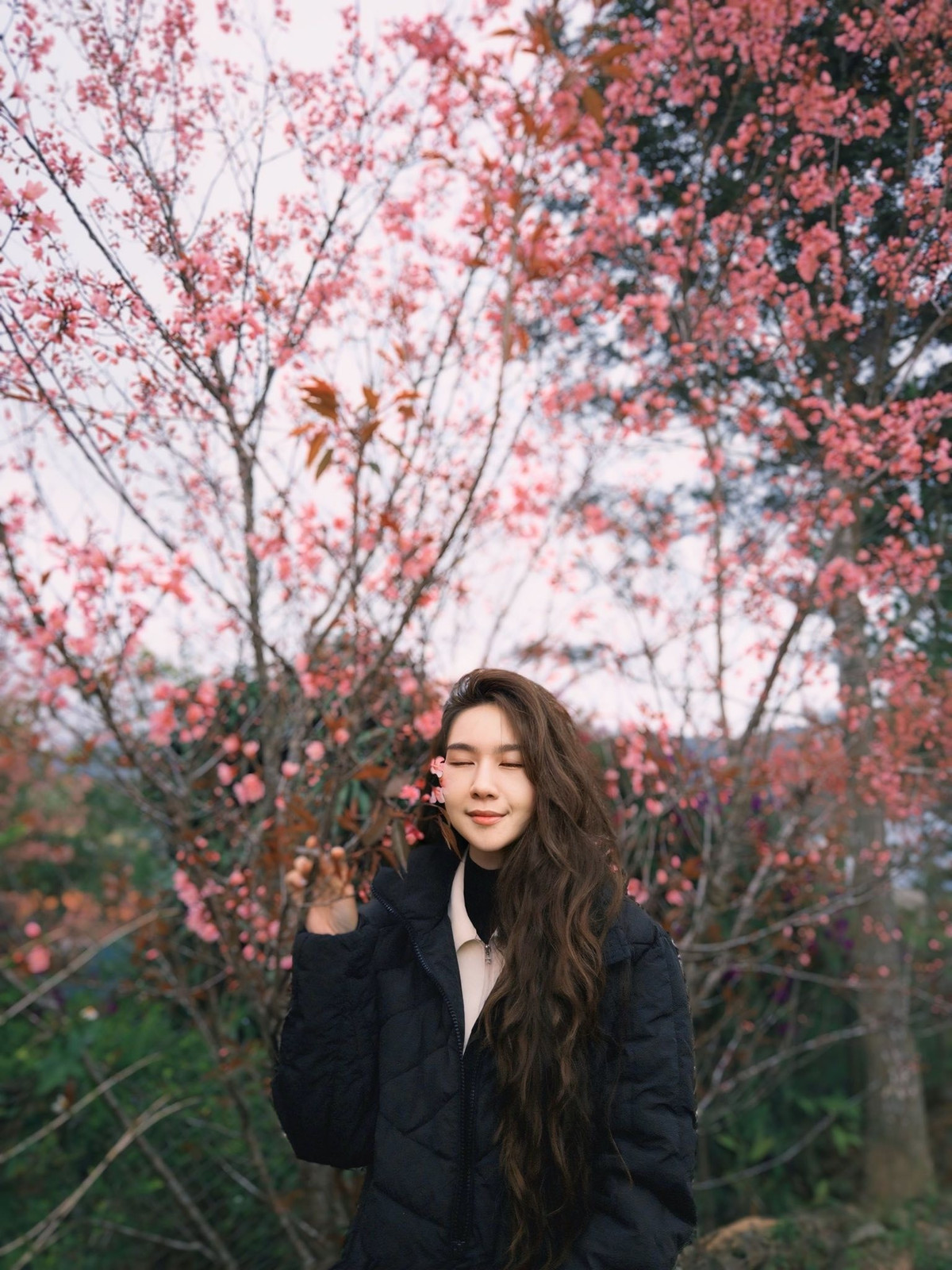 Bà xã Lý Hải xuất hiện với vẻ đẹp trẻ trung, dịu dàng, tựa nàng thơ giữa khung cảnh thơ mộng.