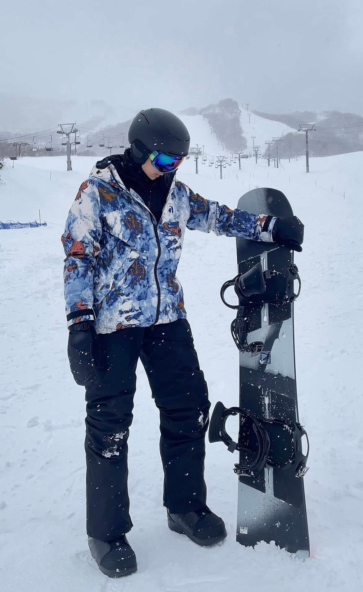 Trong loạt ảnh được chia sẻ, vợ chồng Midu đều lựa chọn trang phục kín đáo, ấm áp để trải nghiệm trượt tuyết. Midu chọn trang phục màu hồng, Minh Đạt nam tính với đồ trượt tuyết tone đen.