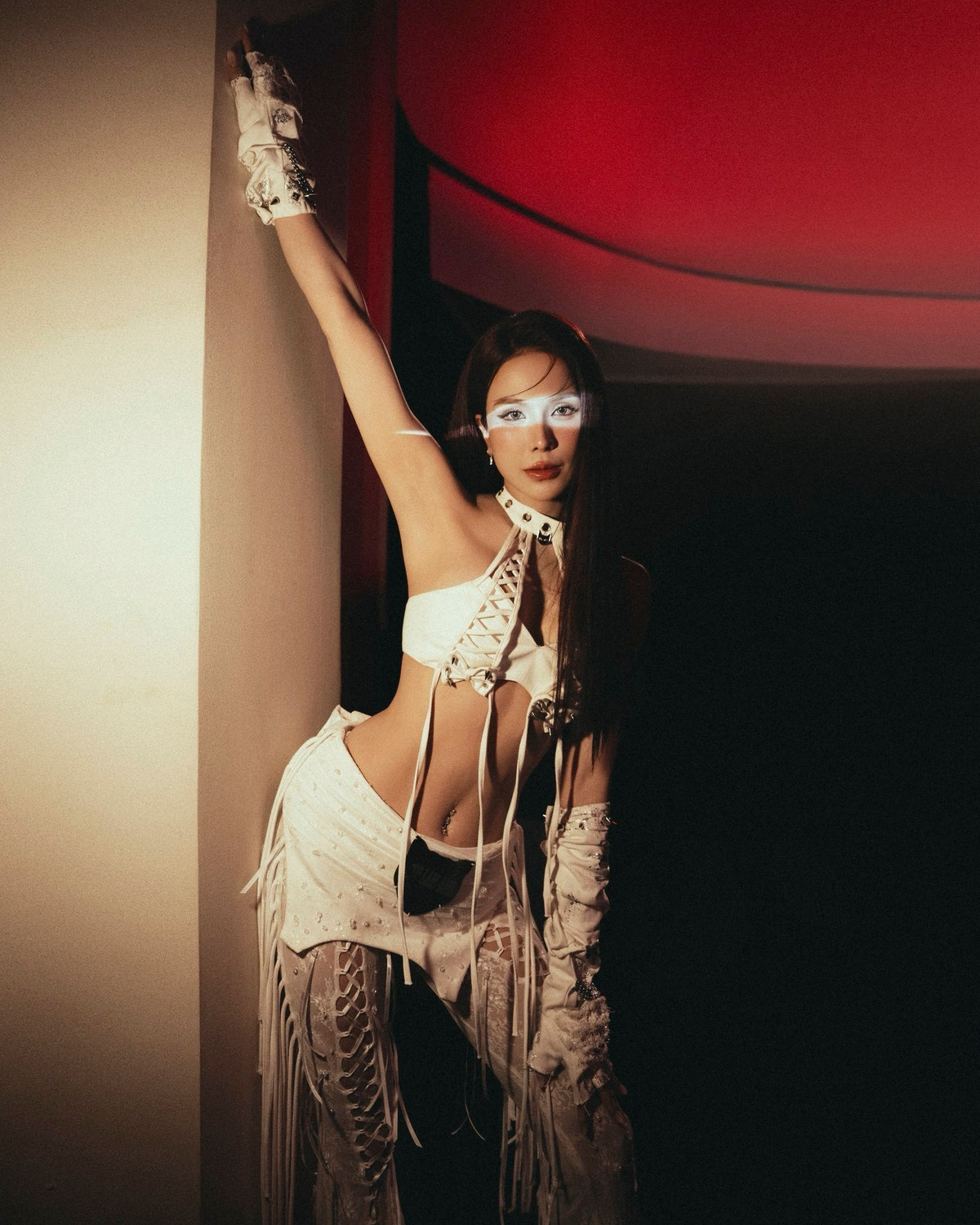 Diệp Lâm Anh tự tin diện những trang phục độc đáo, phô trọn đường cong cơ thể gợi cảm.