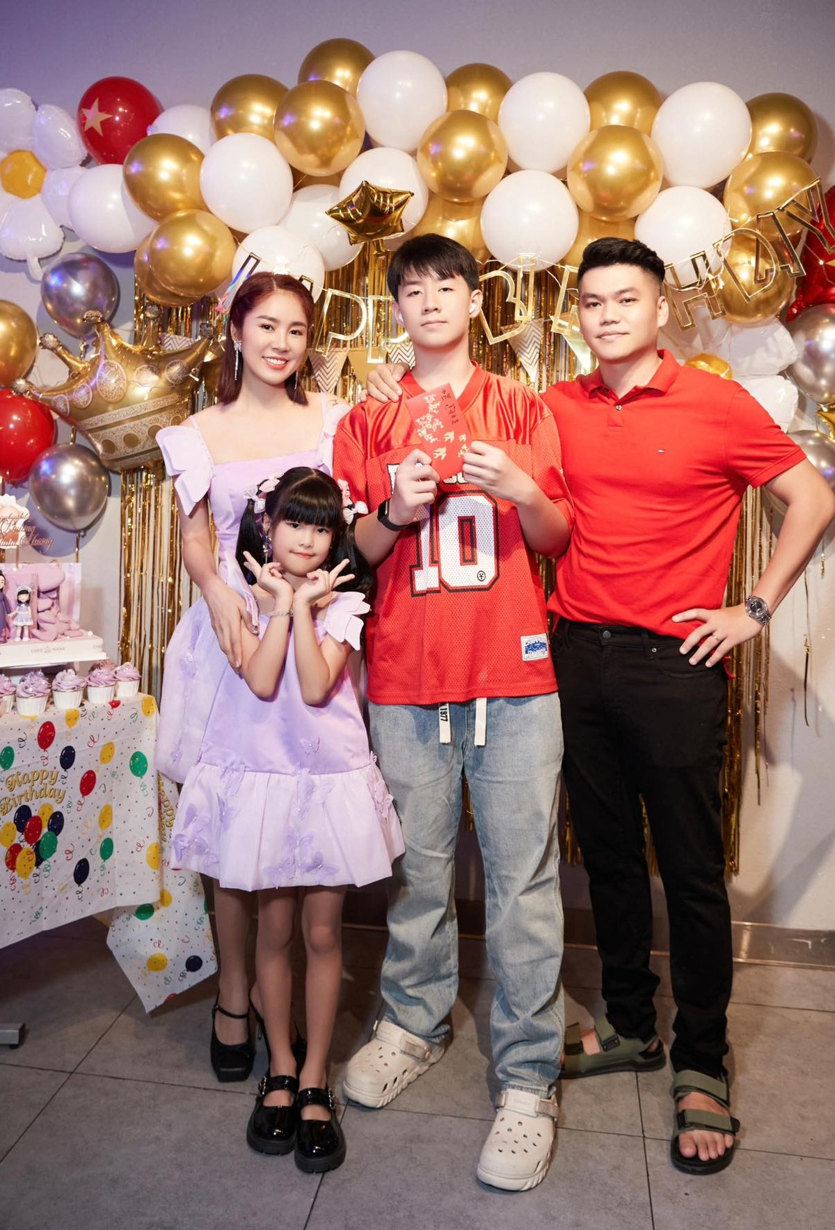 Con trai Lê Phương đón sinh nhật tuổi 14 bên gia đình. Ảnh: FB Lê Phương
