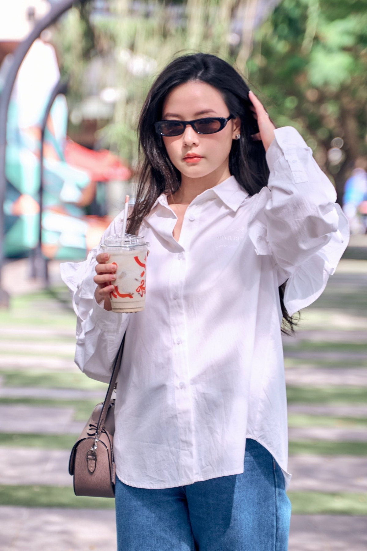 Trang phục này đem đến cho người đẹp vẻ năng động và thanh lịch.