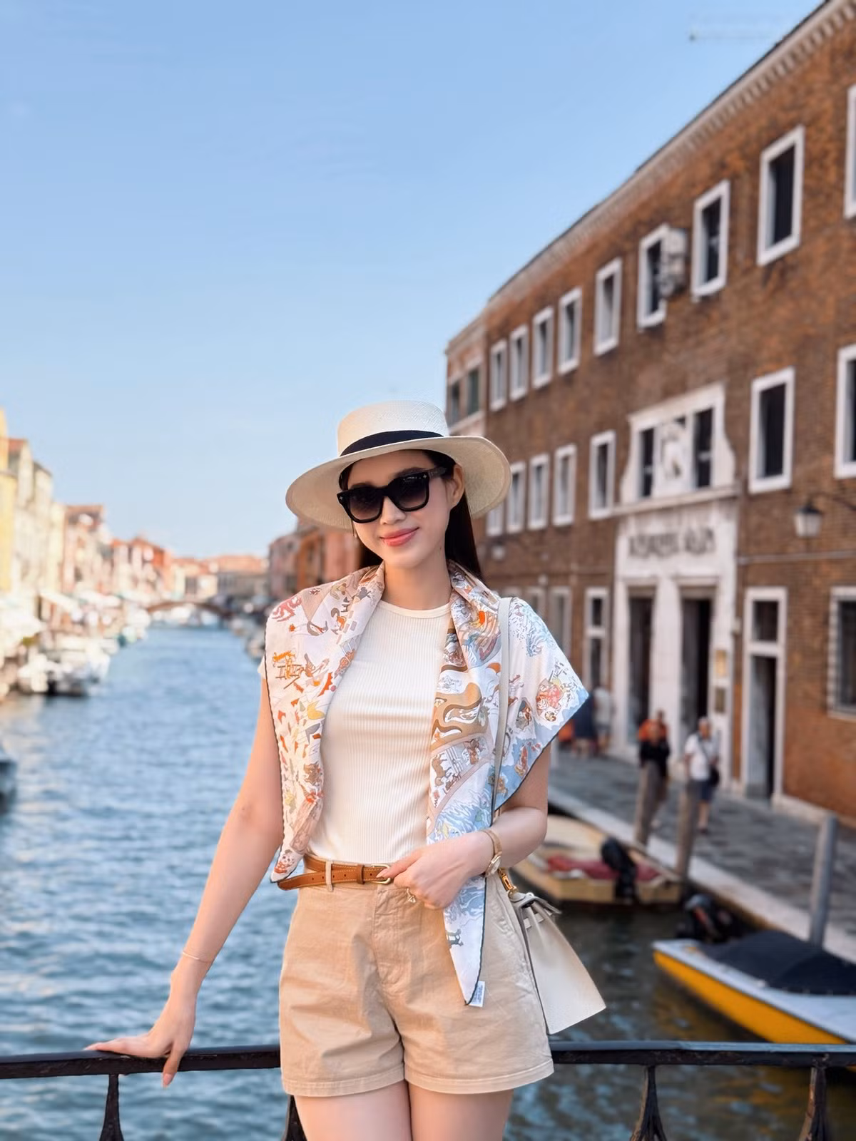 Không cầu kỳ, chỉ với chiếc váy ngắn đơn giản, Đỗ Thị Hà vẫn toát lên sự quyến rũ và sang chảnh.