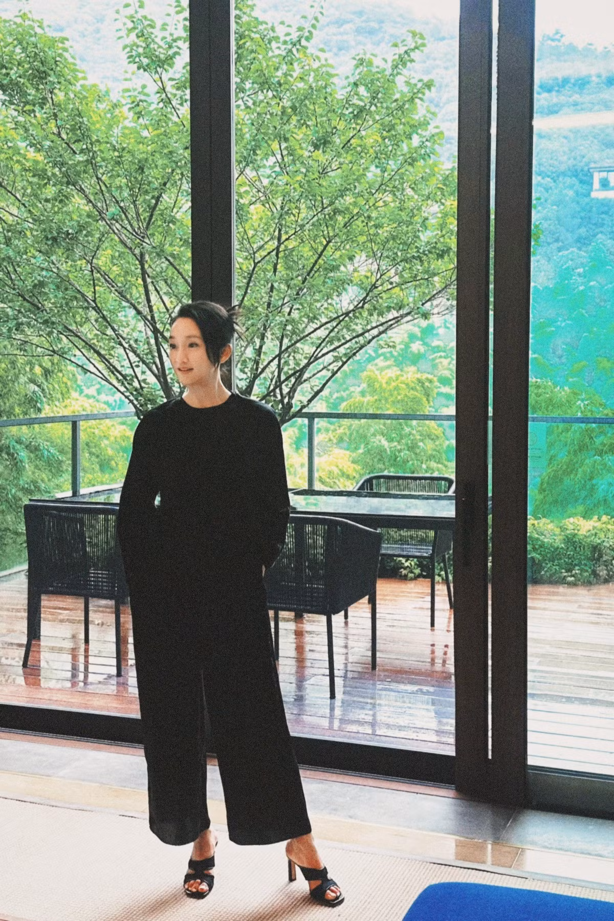 Nhờ ảnh lịch, cô được các đạo diễn chú ý, mời đóng phim. Người đẹp thành công với các tác phẩm truyền hình, điện ảnh như Anh hùng xạ điêu, Cao lương đỏ, Họa bì, Dạ yến, Nếu như yêu, Tô Khất Nhi, Như Ý truyện, Bao giờ trăng sáng, Hero...