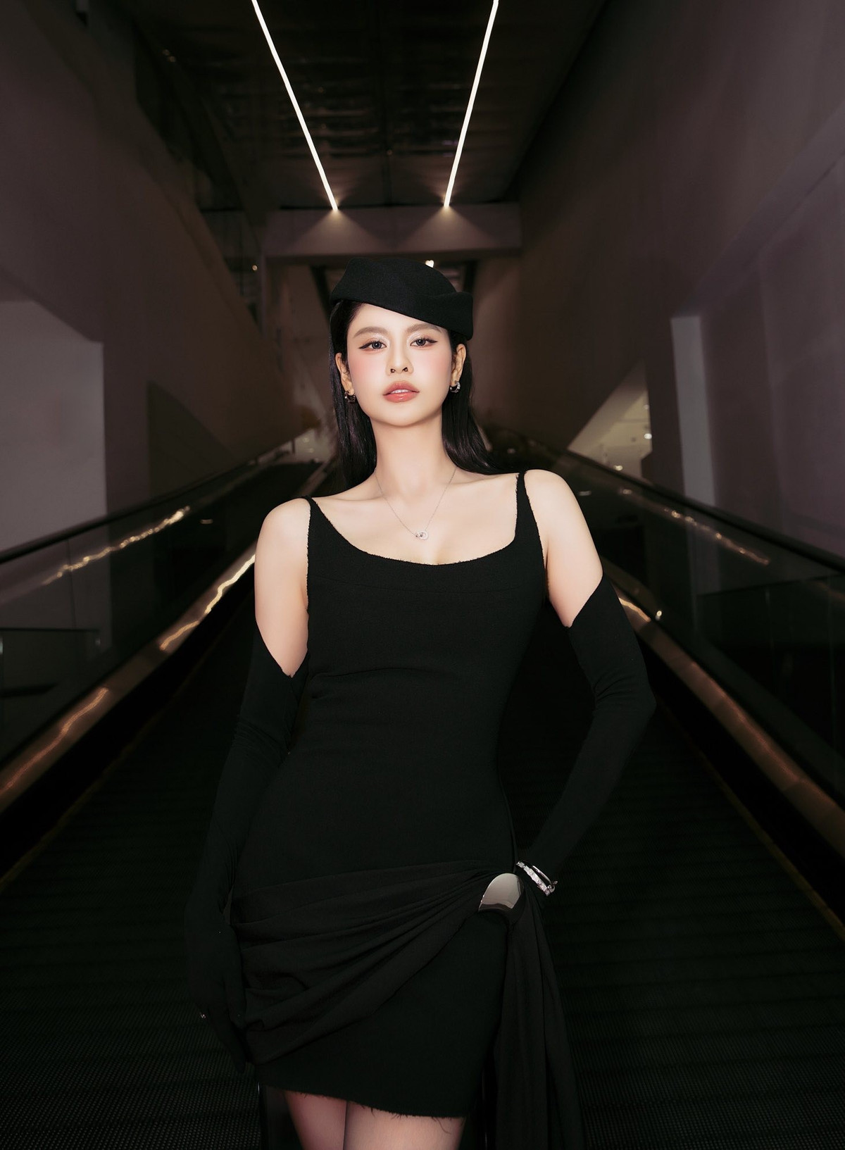 Ca sĩ Trương Quỳnh Anh gây chú ý tại một sự kiện thời trang với bộ váy đen làm nổi bật làn da trắng. Ảnh: FB Trương Quỳnh Anh