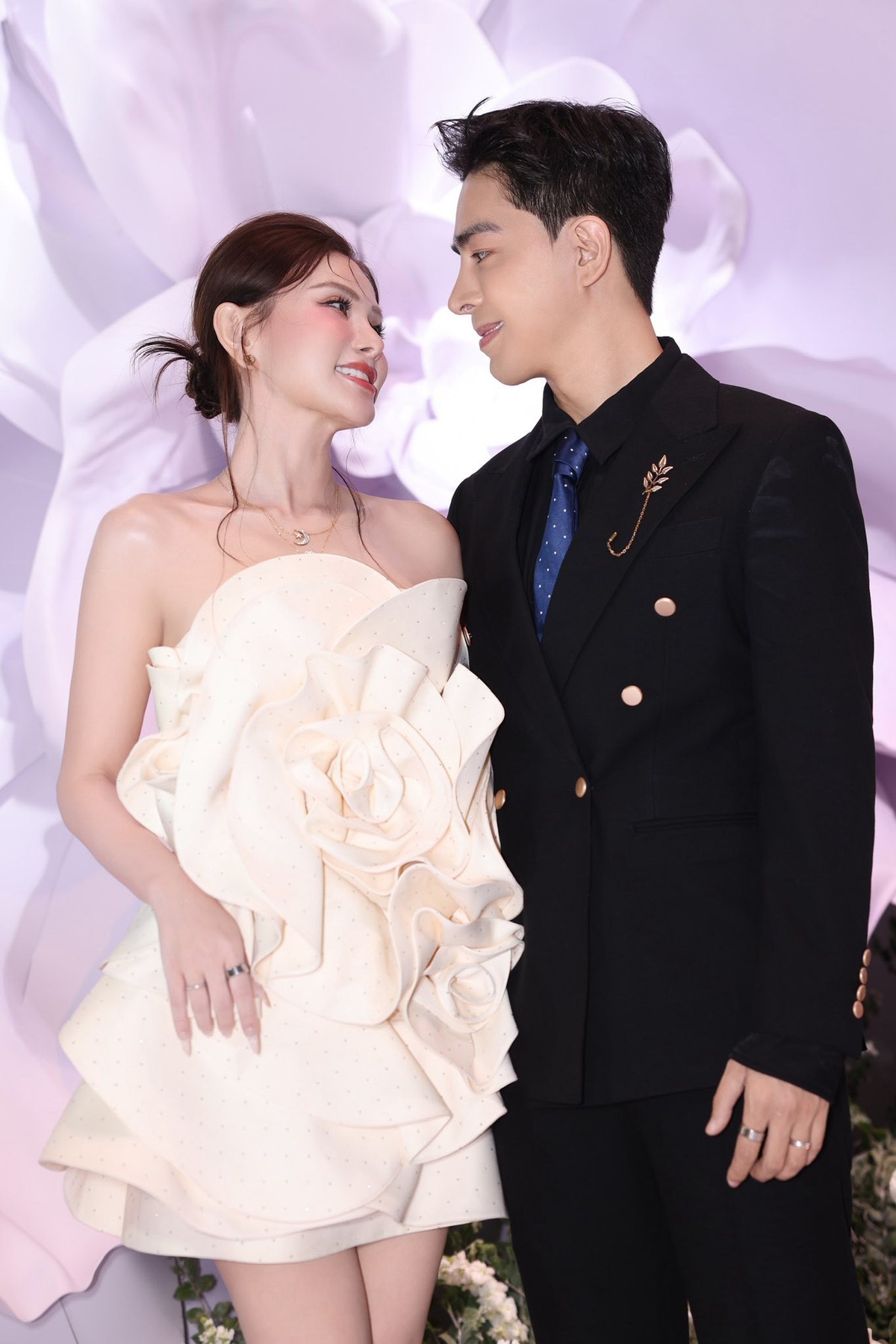 Vợ chồng ca sĩ Thu Thuỷ sang chảnh dự sự kiện. Ảnh: FB Nguyễn Thu Thuỷ