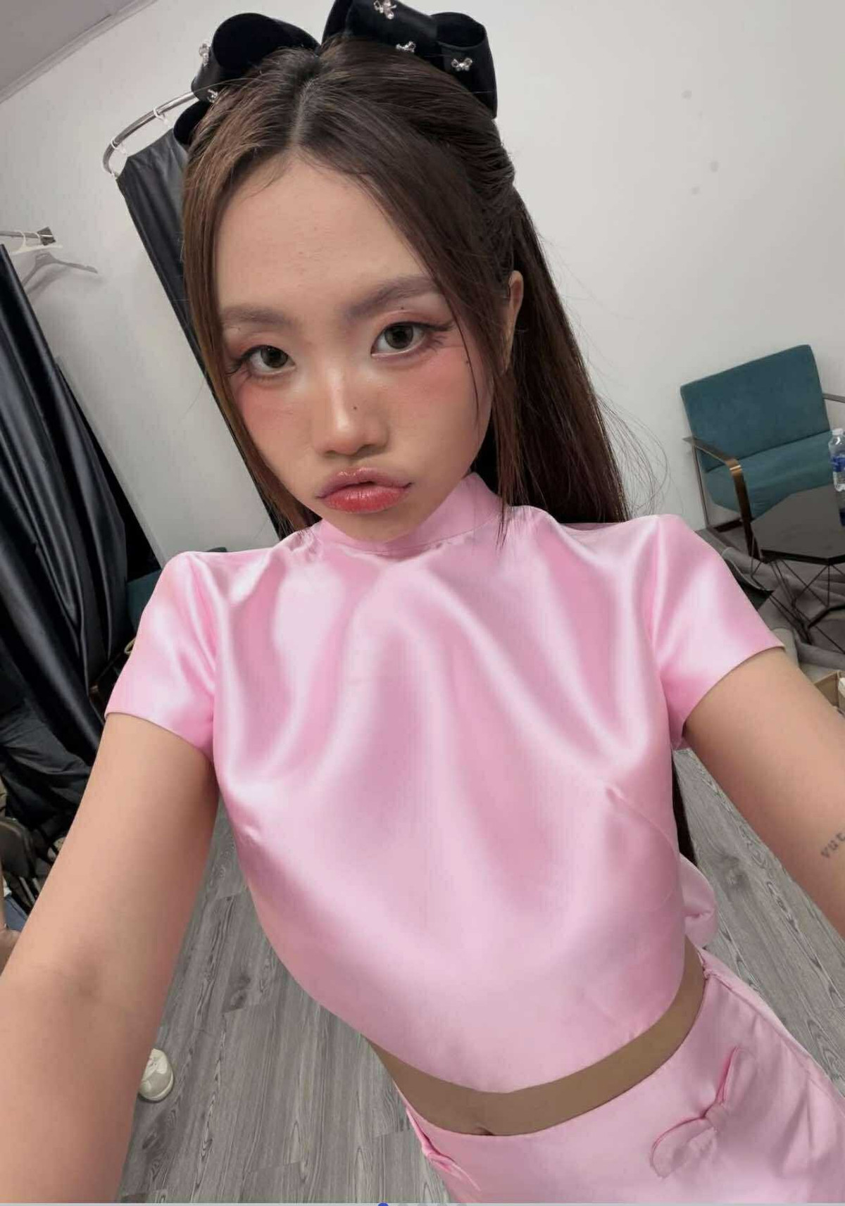 Mới đây, Phương Mỹ Chi tiếp tục khiến mạng xã hội “bùng nổ” khi chia sẻ loạt ảnh trong bộ trang phục hồng ánh kim.