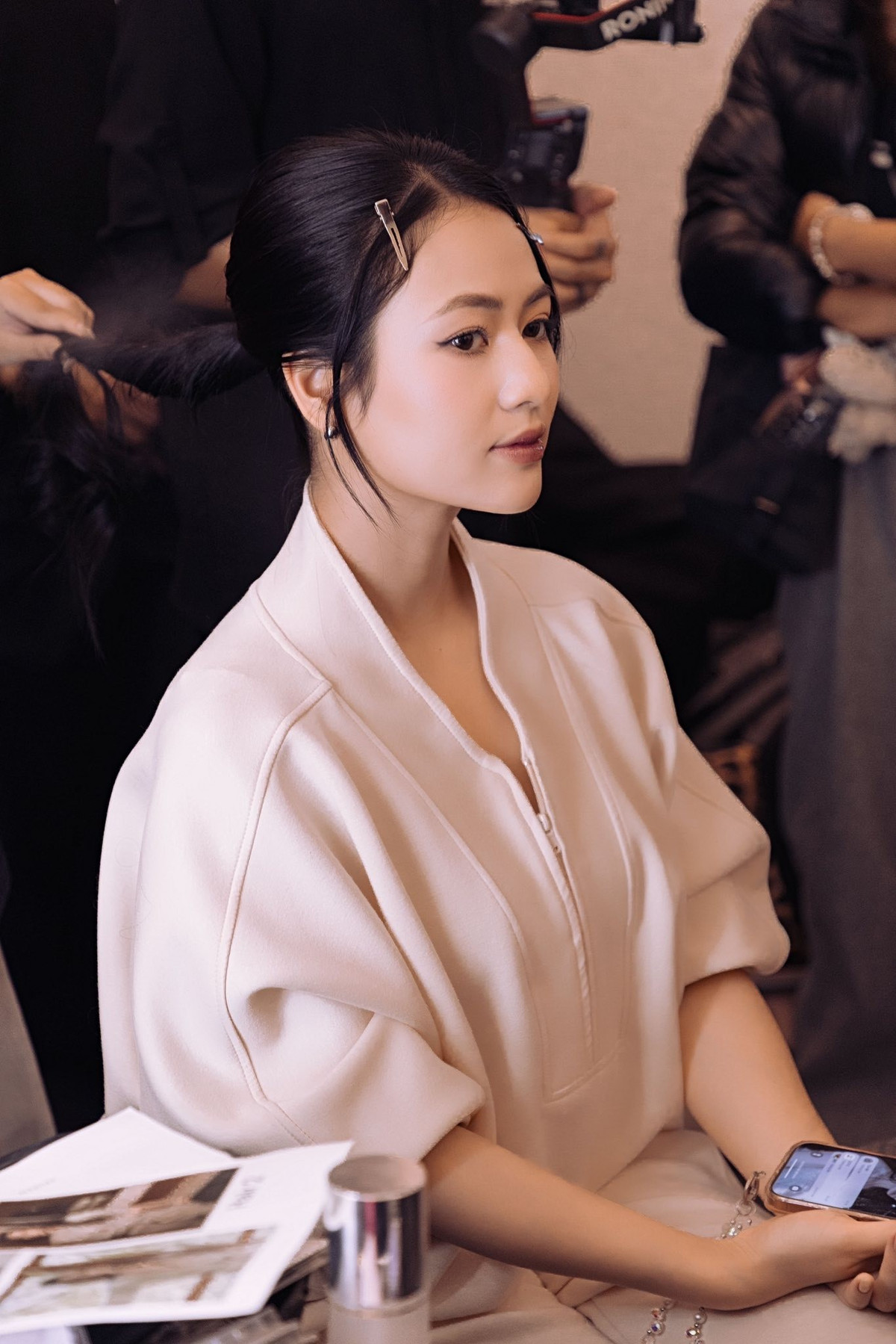 Diễn viên Việt Hoa xinh đẹp ở hậu trường. Ảnh: FB Vũ Việt Hoa