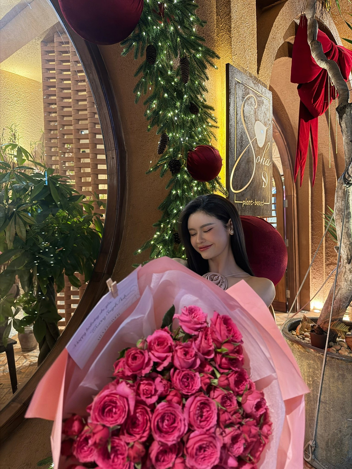 Ca sĩ/diễn viên Trương Quỳnh Anh hạnh phúc khi được các fan lâu năm mừng sinh nhật bất ngờ. Ảnh: FB Trương Quỳnh Anh